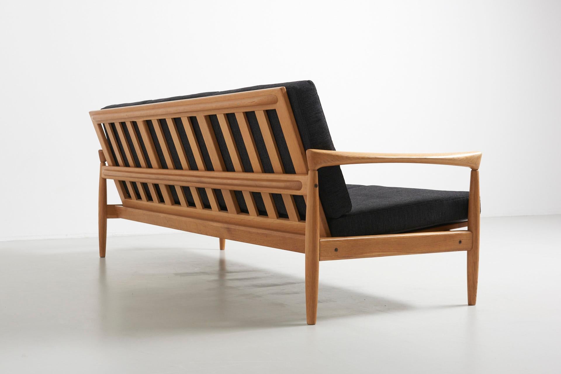 Oak 3-Seat with Black Cushions, 1960s In Good Condition In Antwerpen, BE
