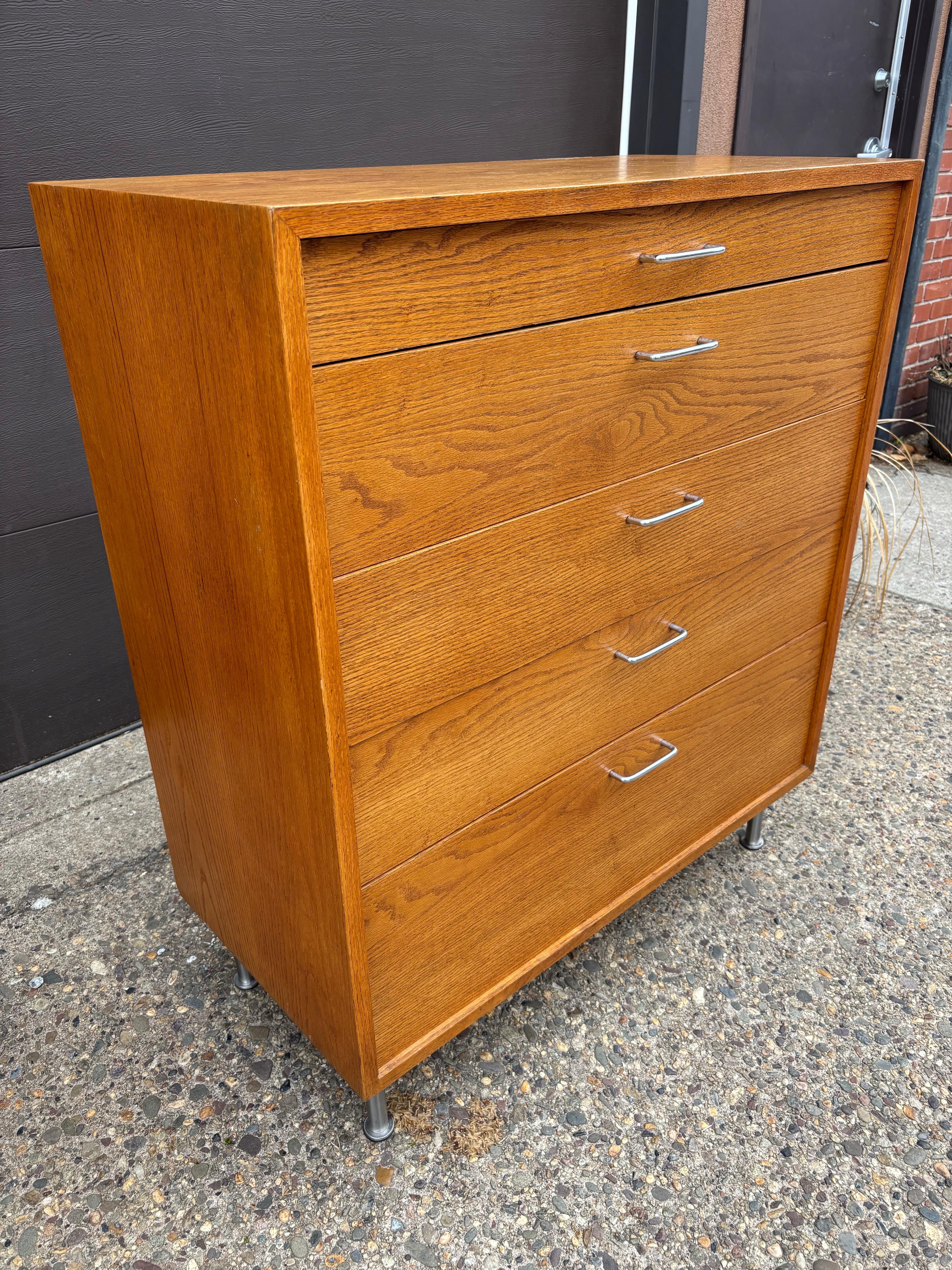 Comò a 5 cassetti in Oak nello stile di George Nelson.  Sono state aggiunte nuove gambe.  Le maniglie cromate a forma di U facilitano la presa e l'apertura dei cassetti.  Condizioni generali pulite con cassetto inferiore extra profondo!