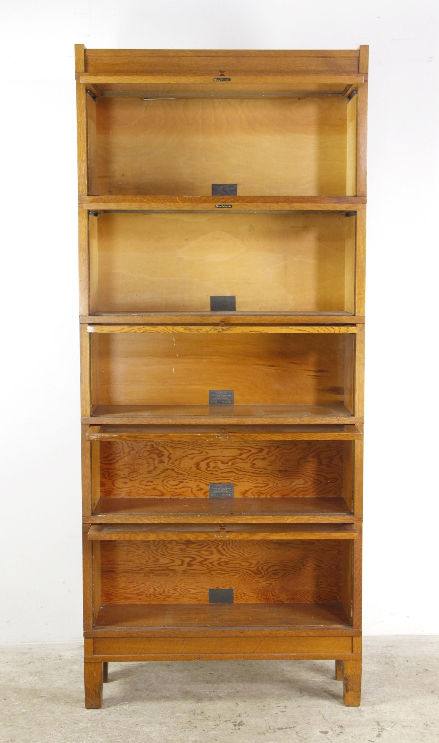 Oak 5 Section Glass Door Barrister Bookcase by Globe Wernicke In Good Condition In New York, NY