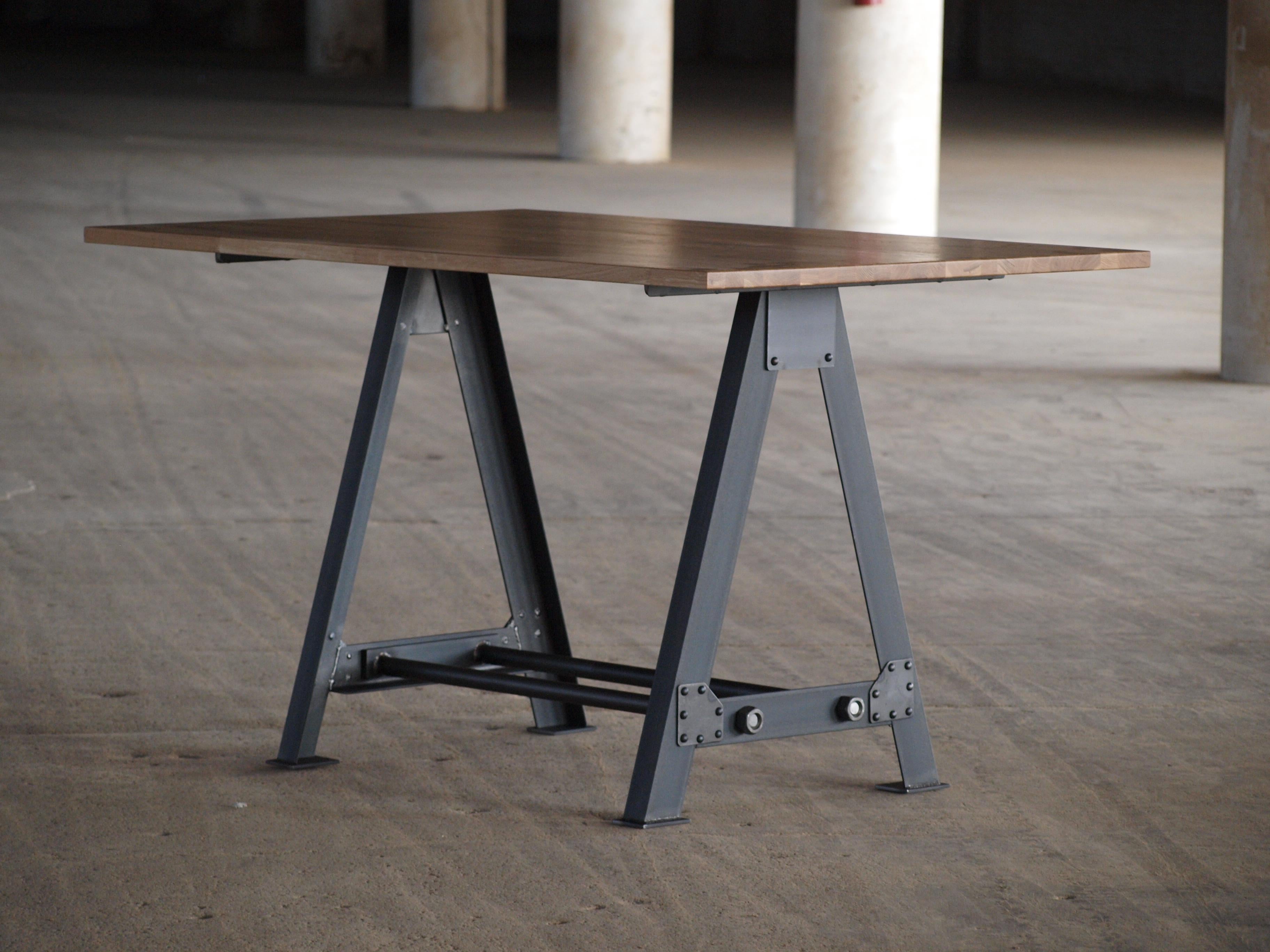 Wir stellen unseren Tisch aus massiver Weißeiche mit Stahlgestell vor - ein Beweis für amerikanische Handwerkskunst. Dieser in den USA aus einheimischen Materialien handgefertigte Tisch vereint mühelos Eleganz und Langlebigkeit und wurde so