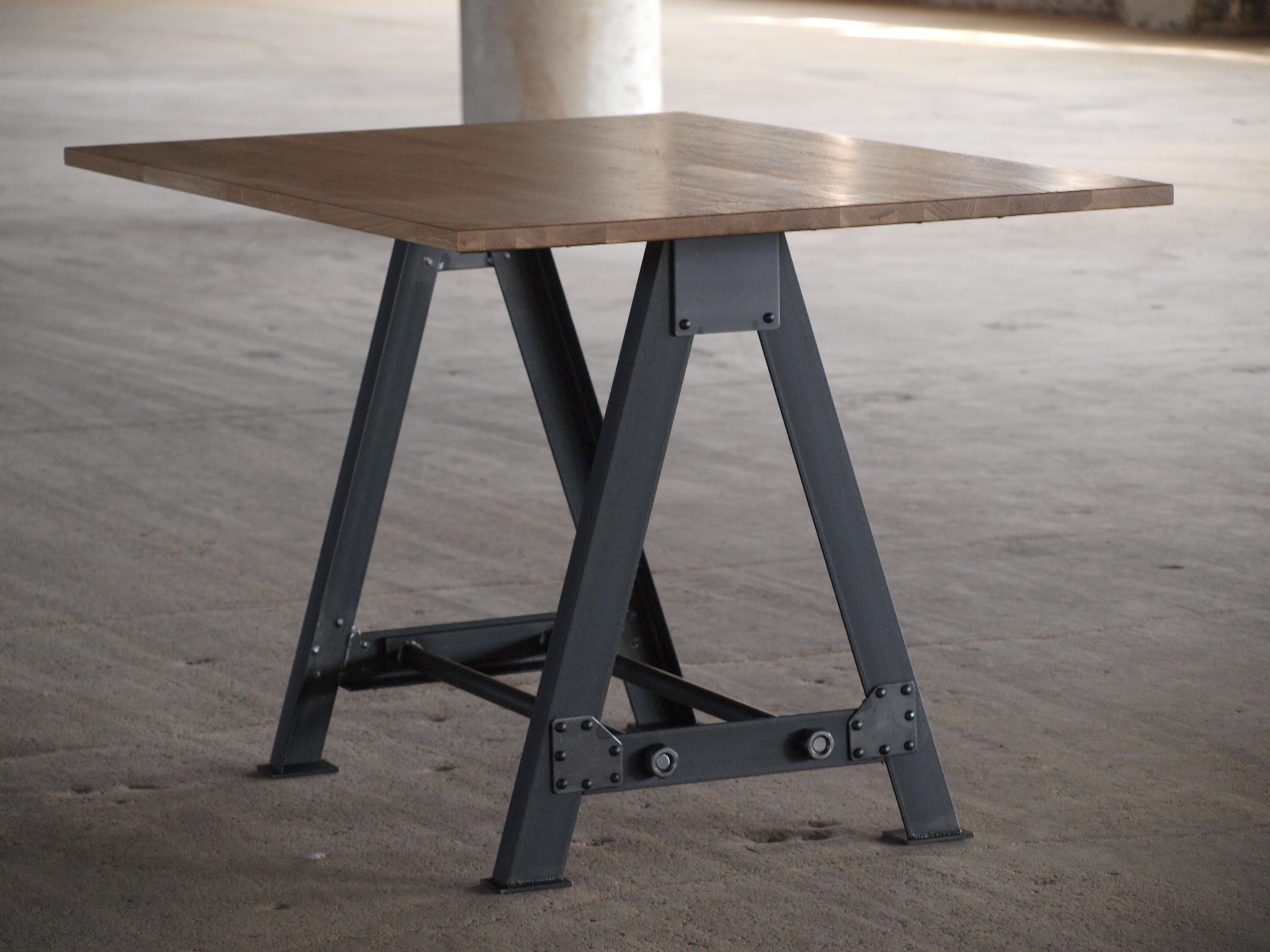 Ferronnerie Table de travail en chêne à cadre en A pour la cuisine Stand Height en vente