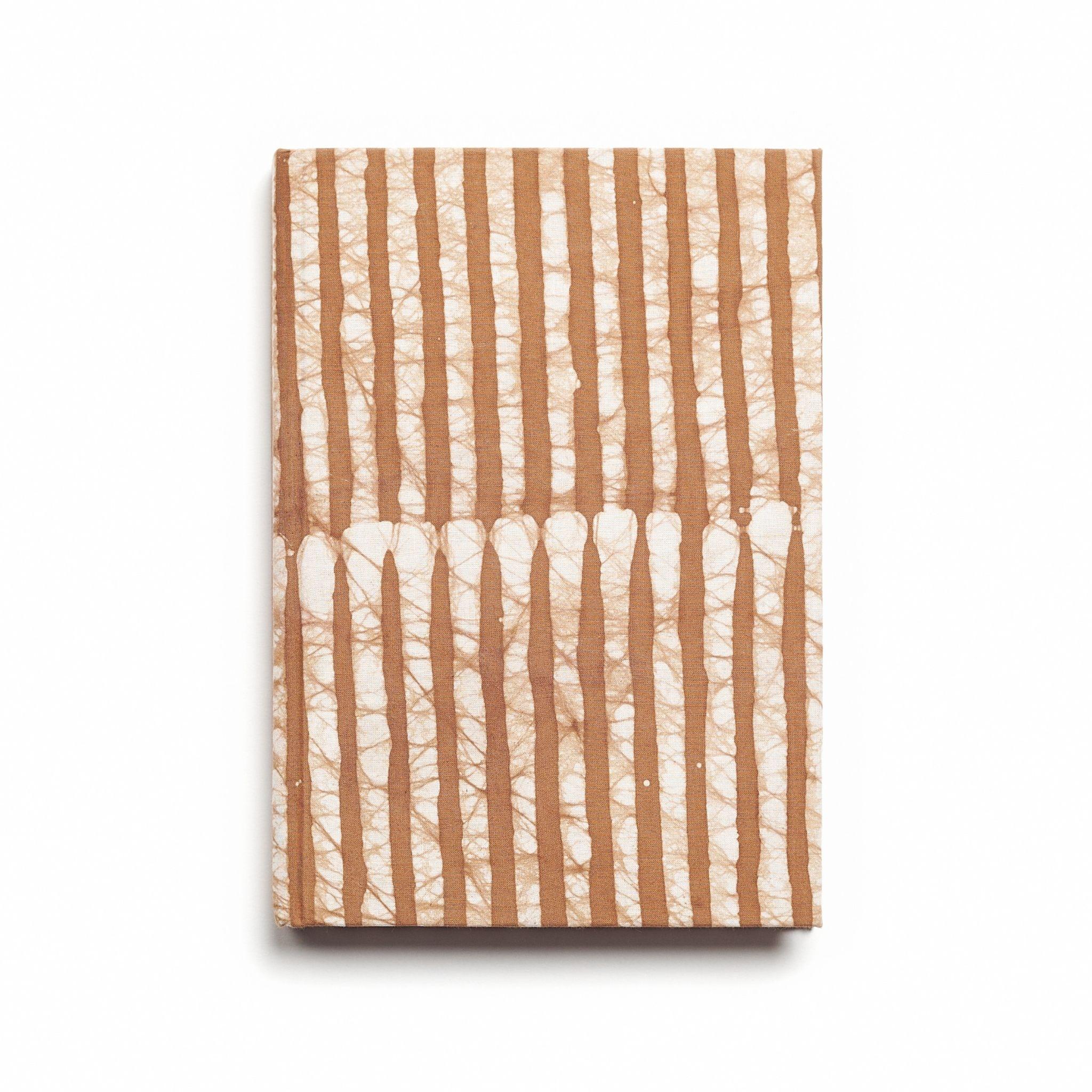 Les bonnes choses se présentent sous forme de petits paquets. La série exclusive de design de Variously, composée de journaux de 100 pages, réunit la circularité dans le design et la production zéro déchet. Le journal en chêne est entièrement