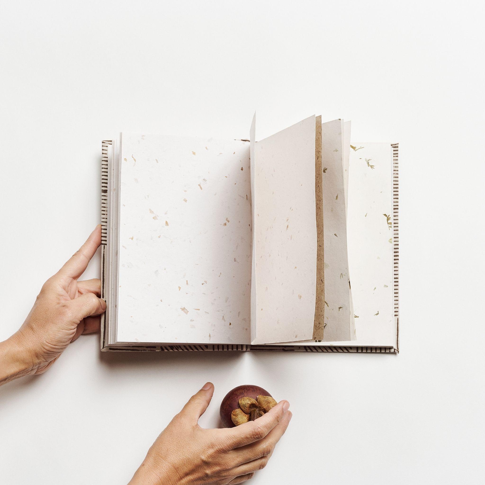 Oak, un journal artisanal fait à la main et sans déchets avec du papier fait à la main en vente 1