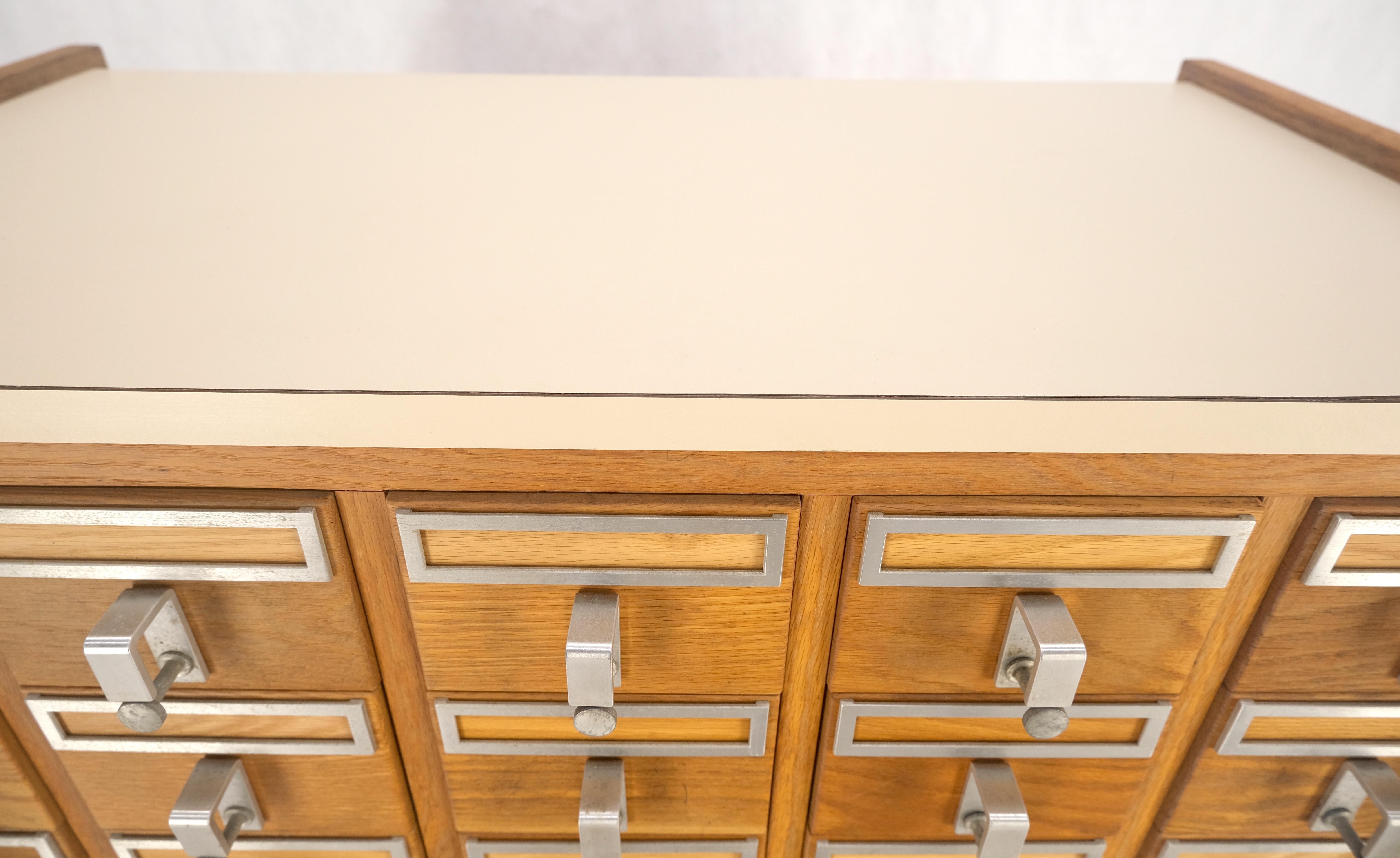 Mid-Century Modern Armoire d'apothicaire 30 tiroirs en chêne et aluminium sur pieds solides dessus Formica en vente