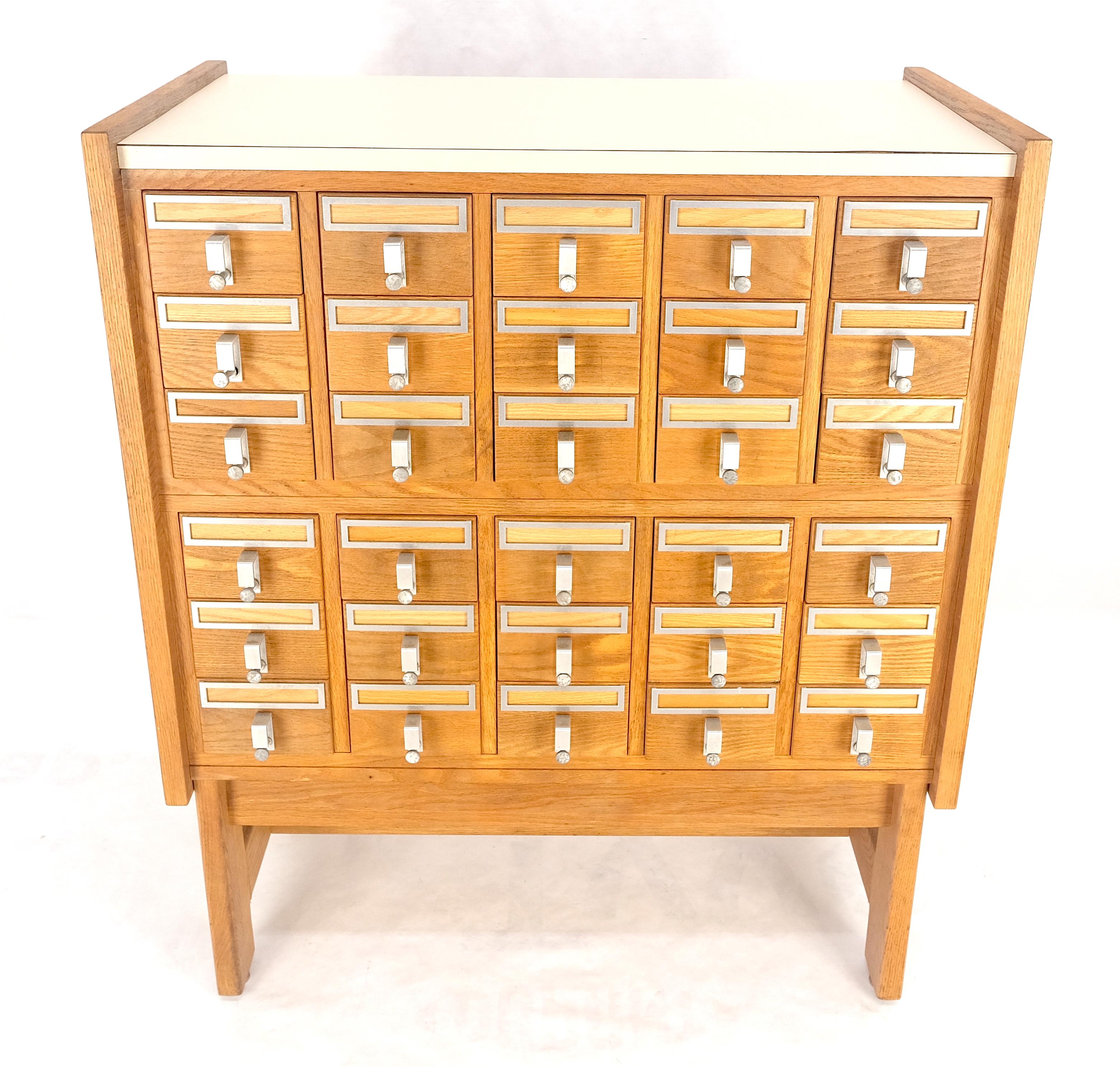 Américain Armoire d'apothicaire 30 tiroirs en chêne et aluminium sur pieds solides dessus Formica en vente