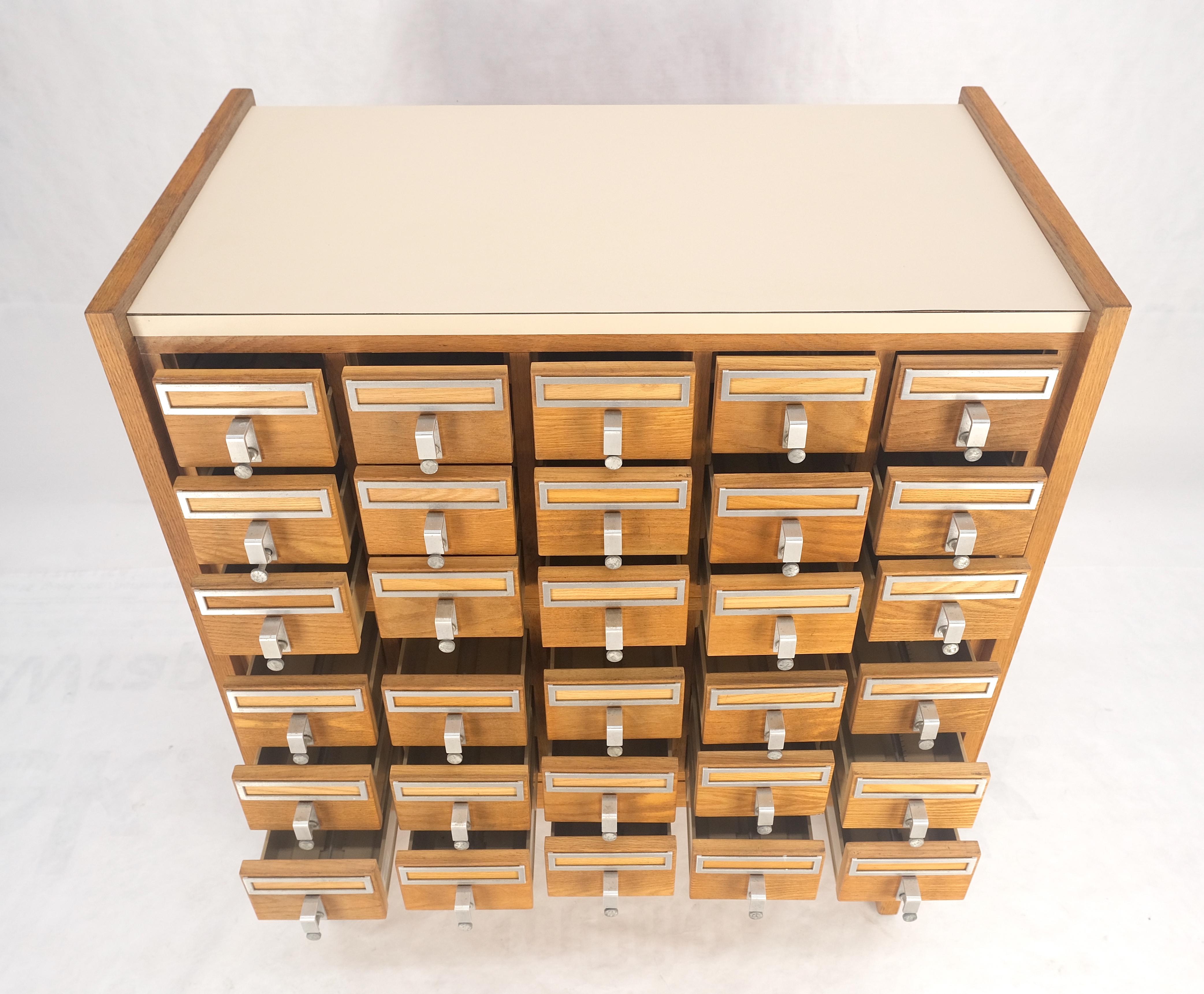 Armoire d'apothicaire 30 tiroirs en chêne et aluminium sur pieds solides dessus Formica Bon état - En vente à Rockaway, NJ