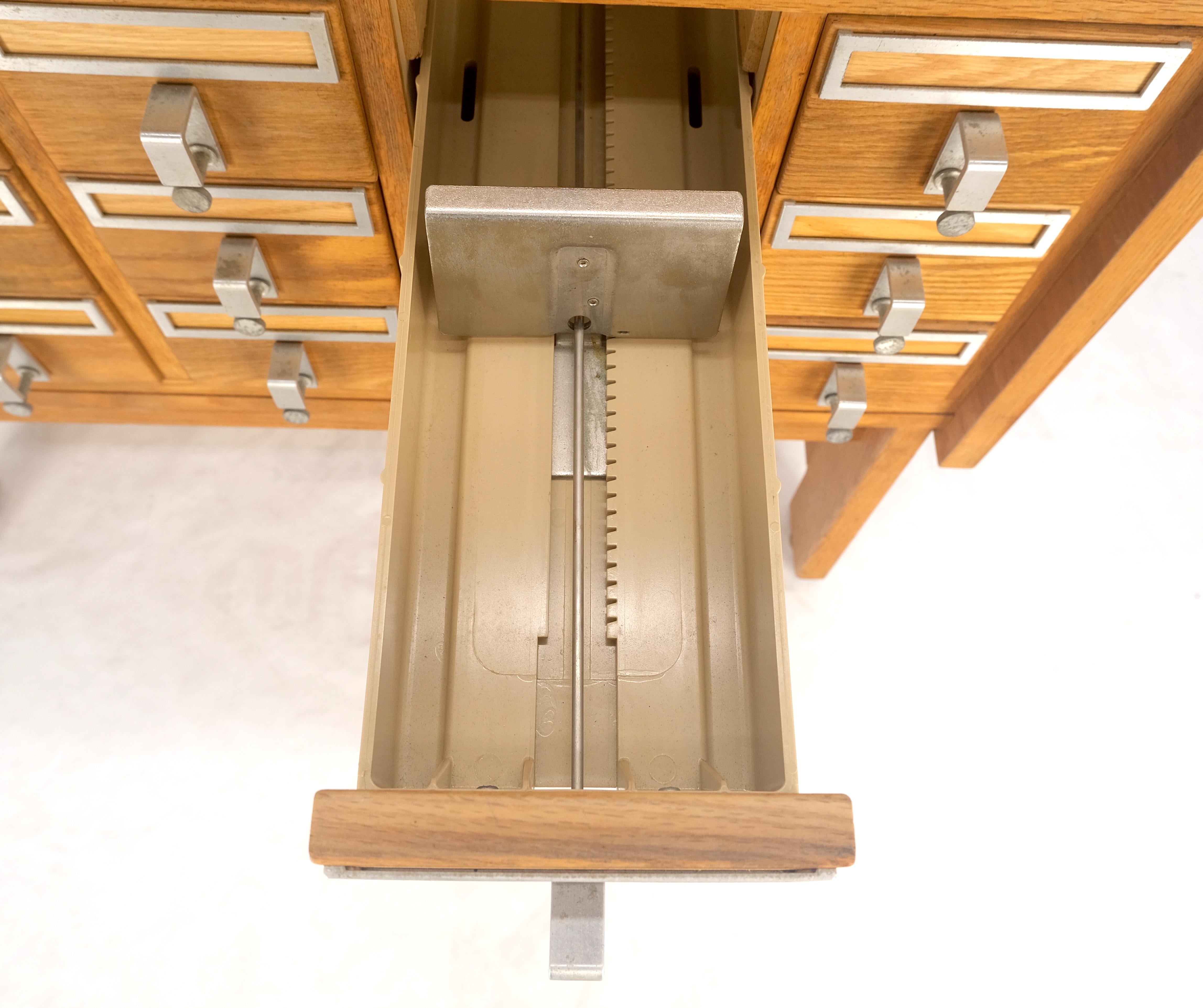 20ième siècle Armoire d'apothicaire 30 tiroirs en chêne et aluminium sur pieds solides dessus Formica en vente