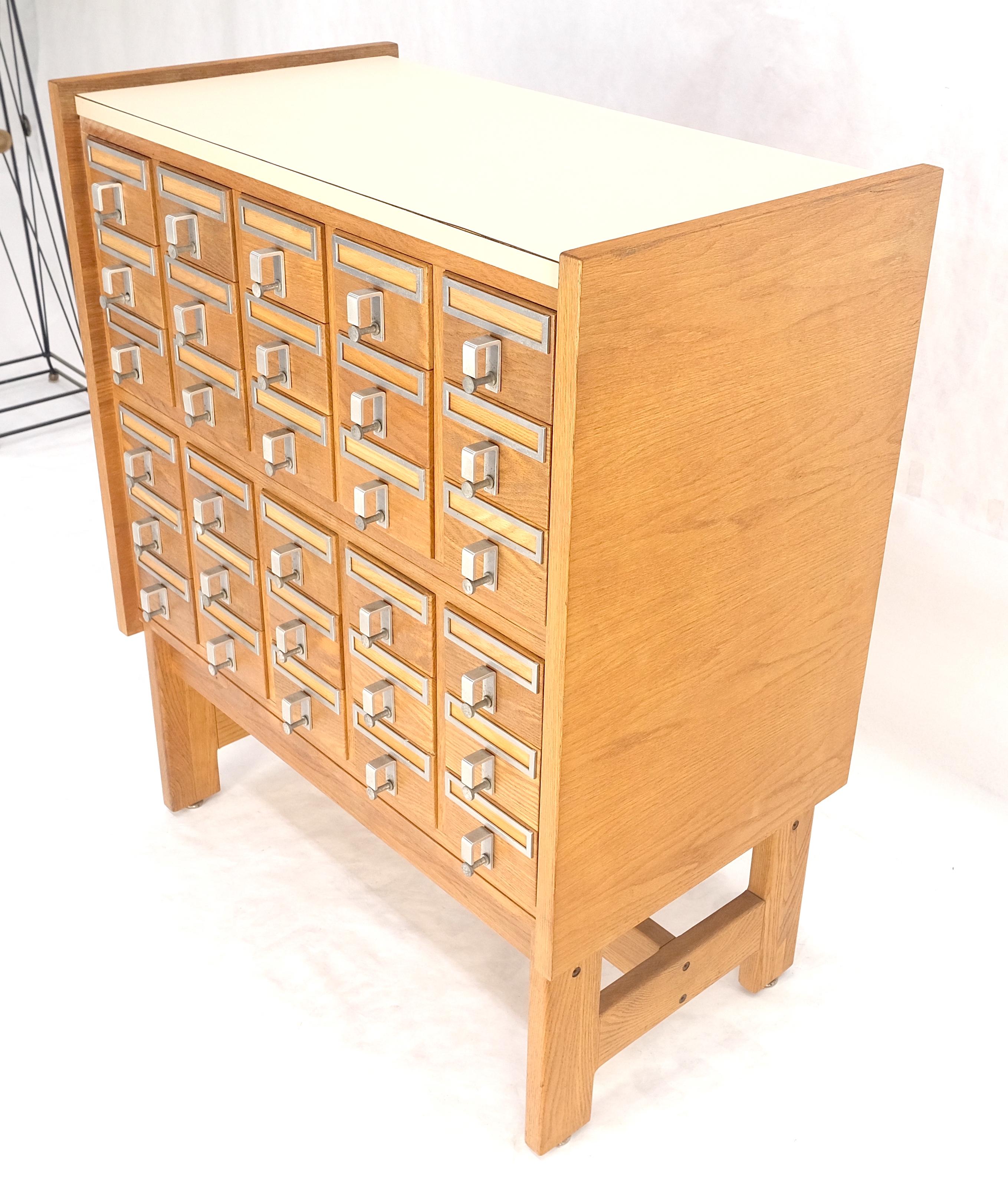 Armoire d'apothicaire 30 tiroirs en chêne et aluminium sur pieds solides dessus Formica en vente 1