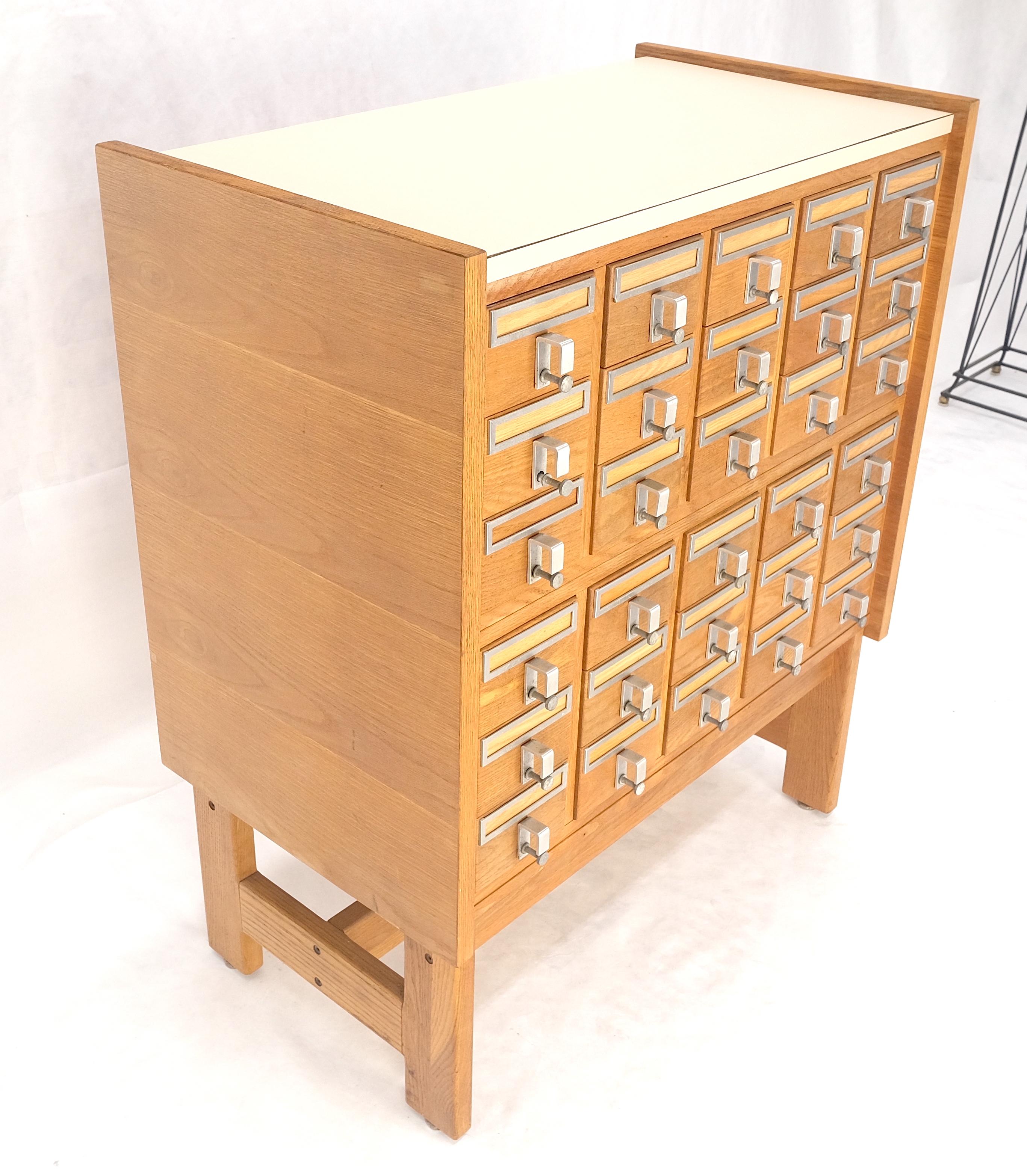 Armoire d'apothicaire 30 tiroirs en chêne et aluminium sur pieds solides dessus Formica en vente 2