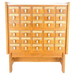 Armoire d'apothicaire 30 tiroirs en chêne et aluminium sur pieds solides dessus Formica