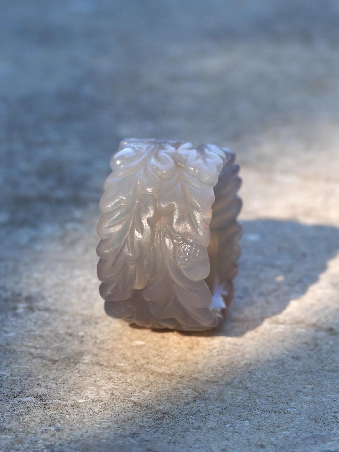 Art Nouveau Anello Oak e ghiande scolpito a mano in agata e calcedonio regalo in stile LOTR in vendita