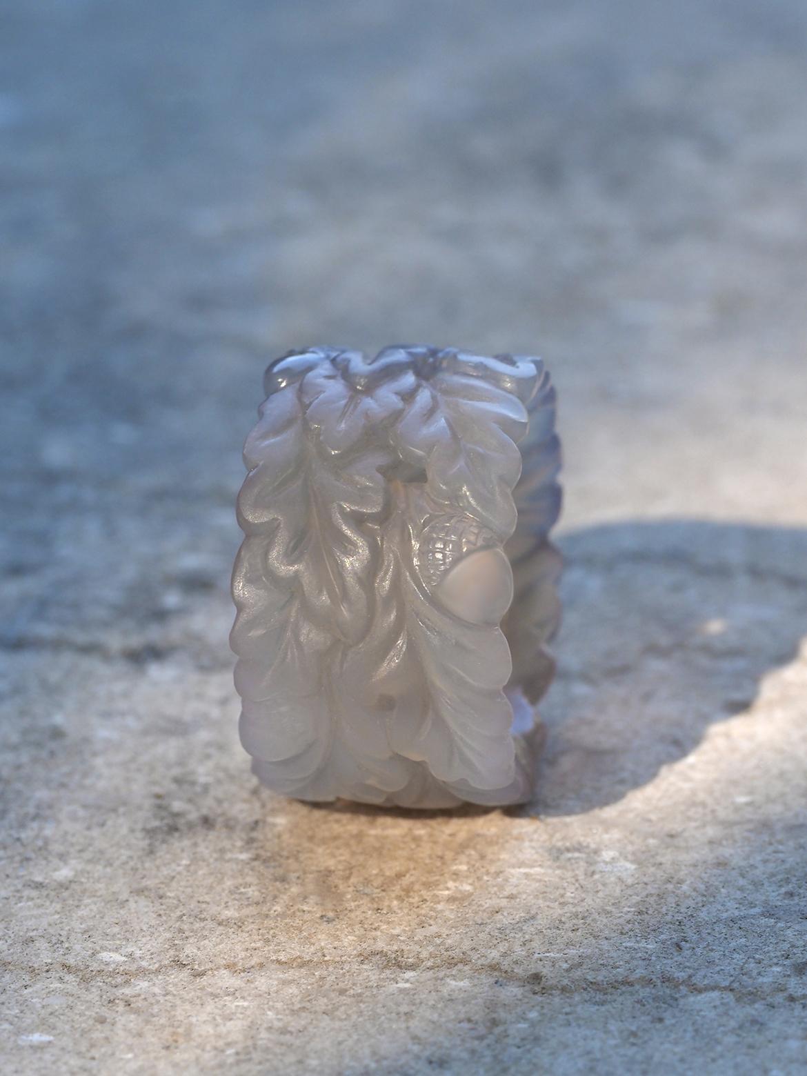Taglio francese Anello Oak e ghiande scolpito a mano in agata e calcedonio regalo in stile LOTR in vendita