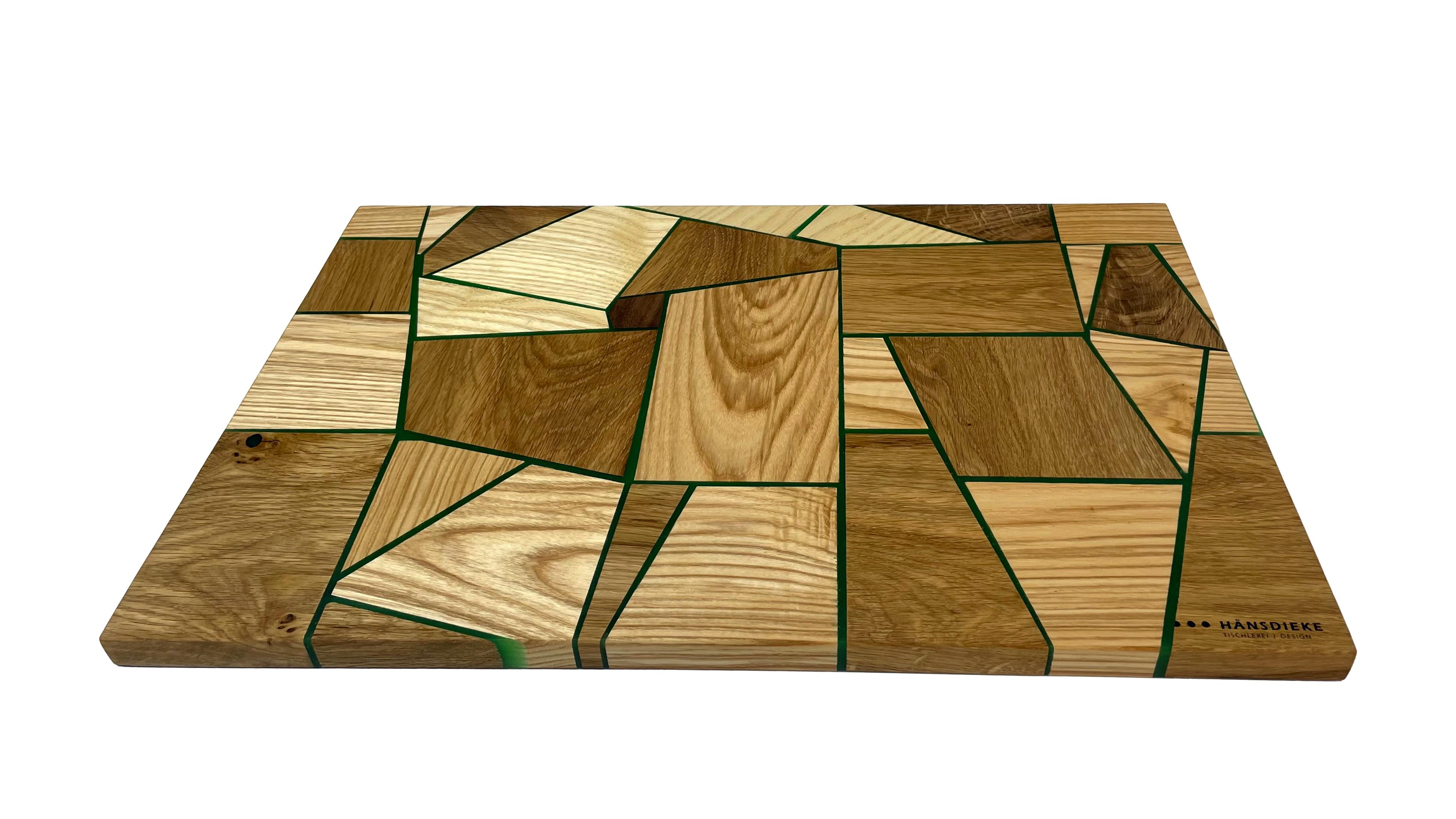 Cutting board made of oak and ash was glued in multiple layers and cracks, knots, etc. were filled with high-quality green epoxy. The surfaces are very finely ground and sealed with oil. The sides are straight and are ideal for bread and cuts