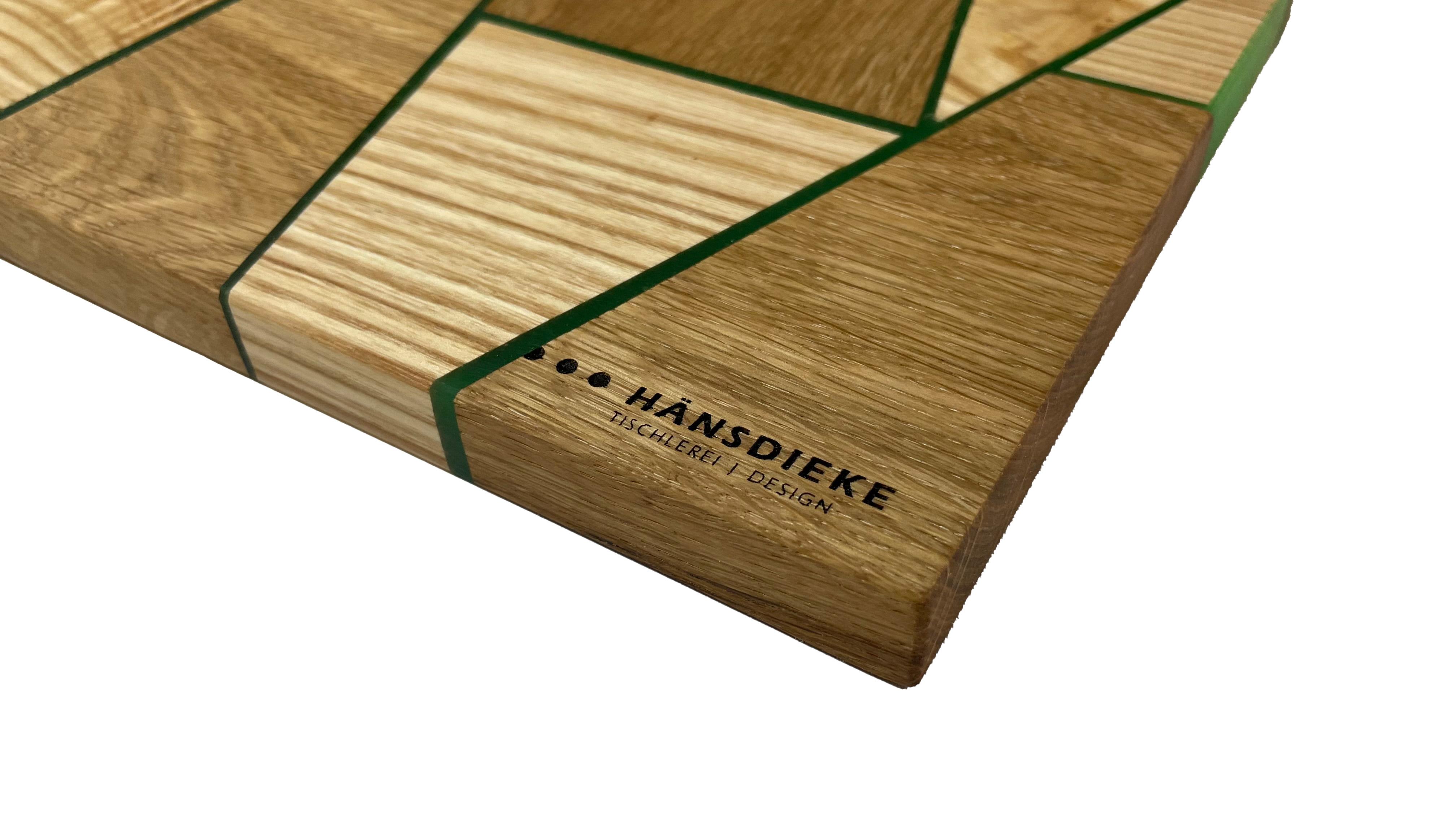 Moderne Planche à découper en chêne et en frêne avec de fines lignes en résine expocide verte en vente