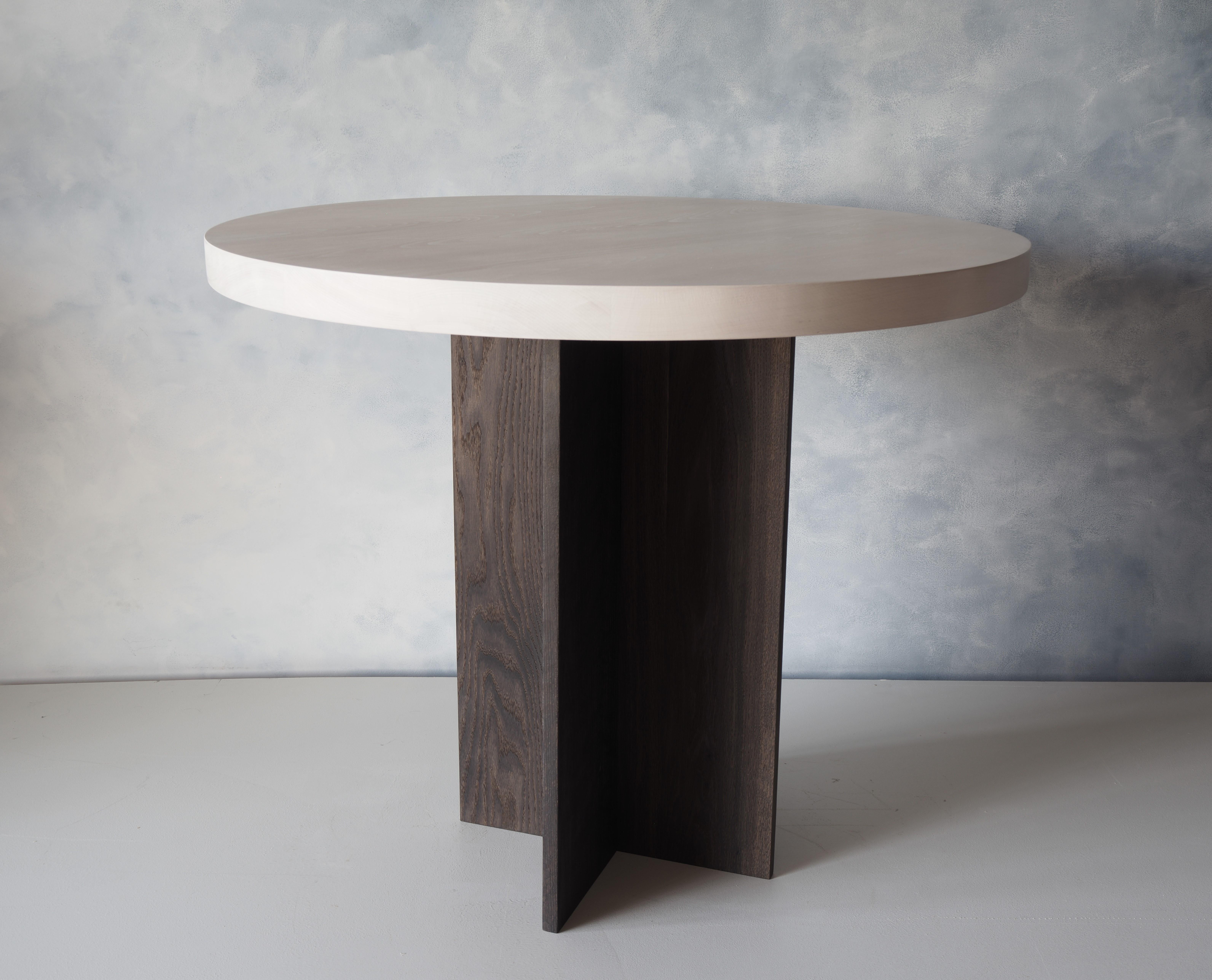 Moderne Table de salle à manger ou d'entrée ronde à piédestal en chêne et hêtre par MSJ Furniture en vente