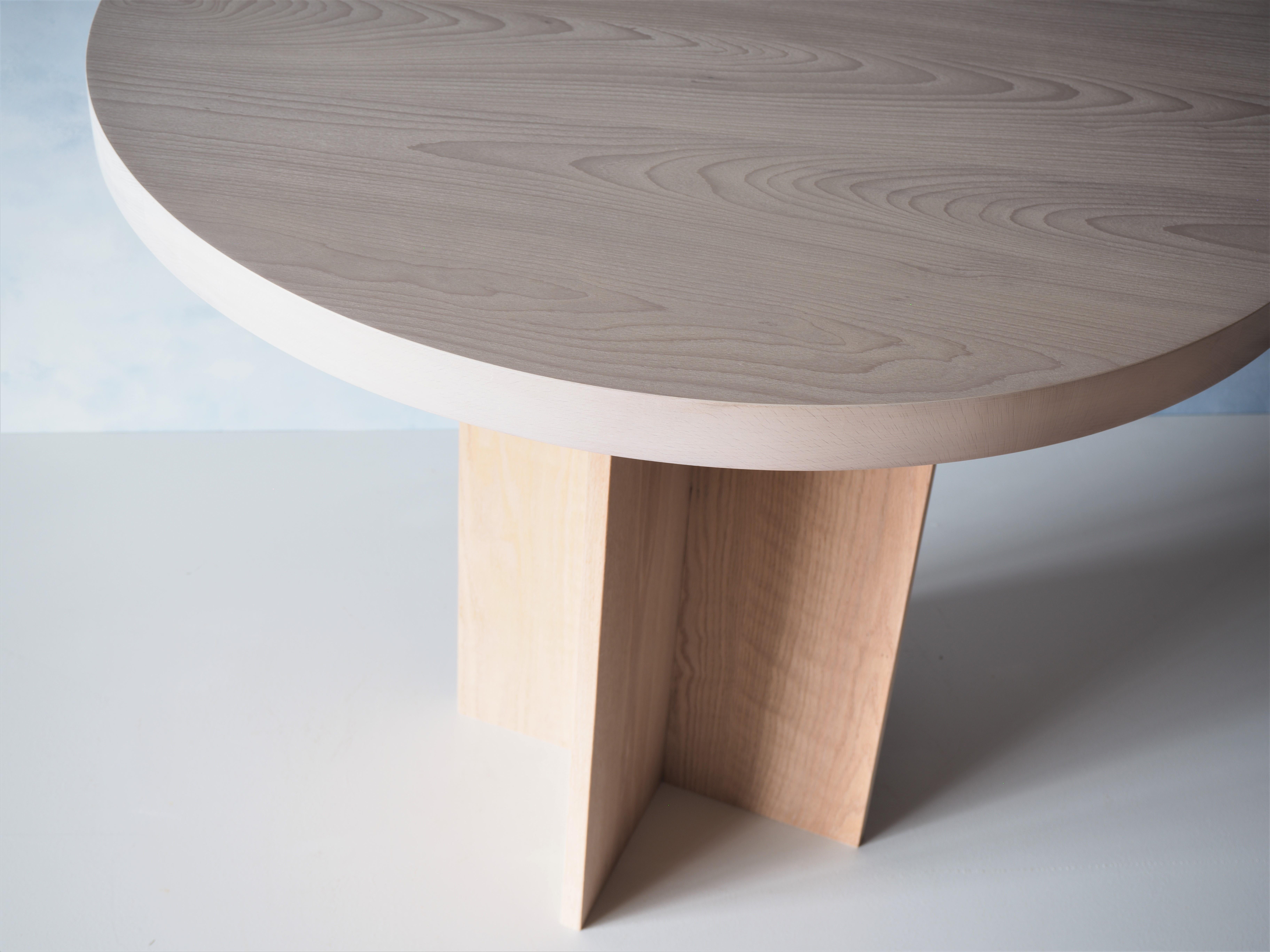 Table de salle à manger ou d'entrée ronde à piédestal en chêne et hêtre par MSJ Furniture Neuf - En vente à Vancouver, BC