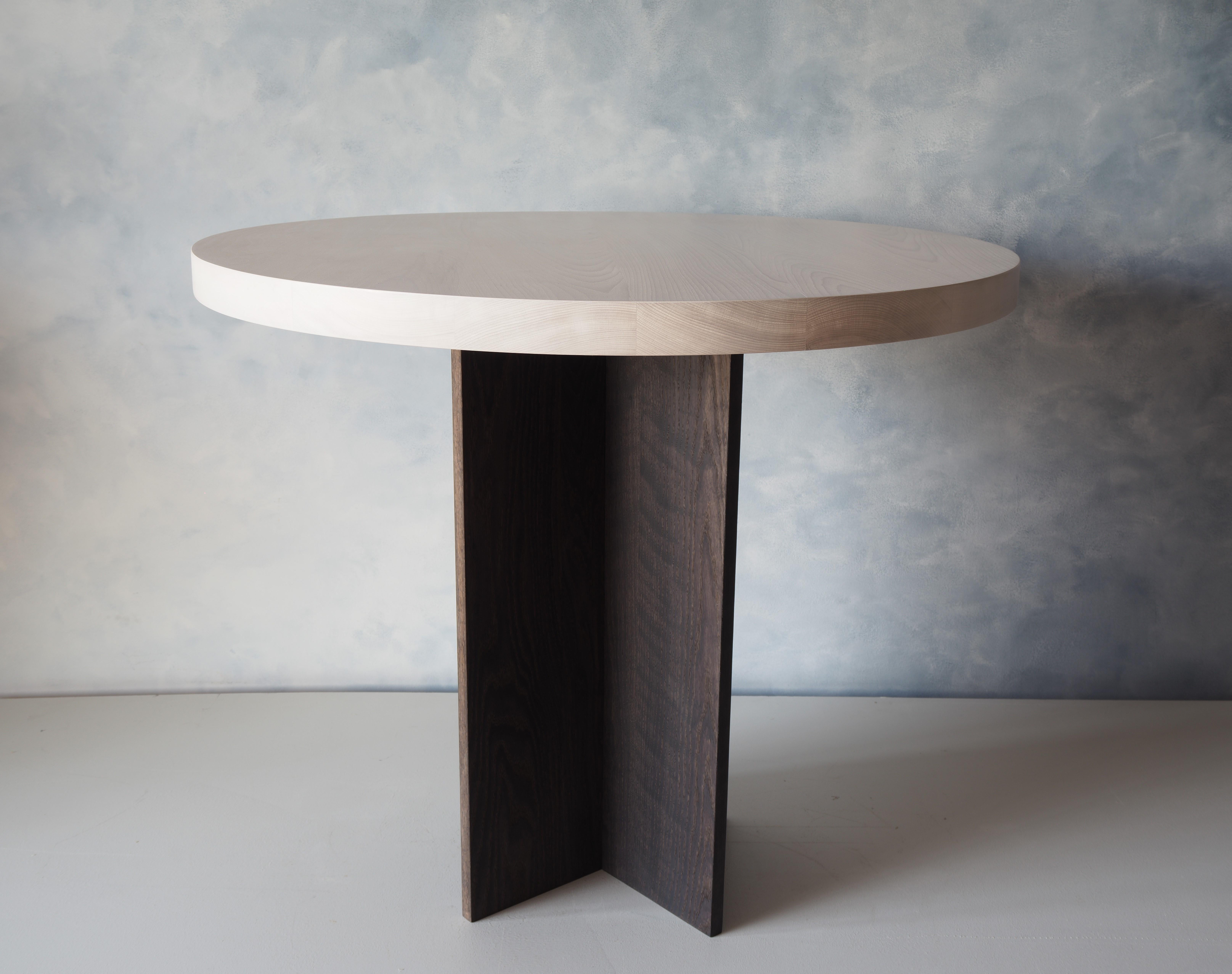 XXIe siècle et contemporain Table de salle à manger ou d'entrée ronde à piédestal en chêne et hêtre par MSJ Furniture en vente