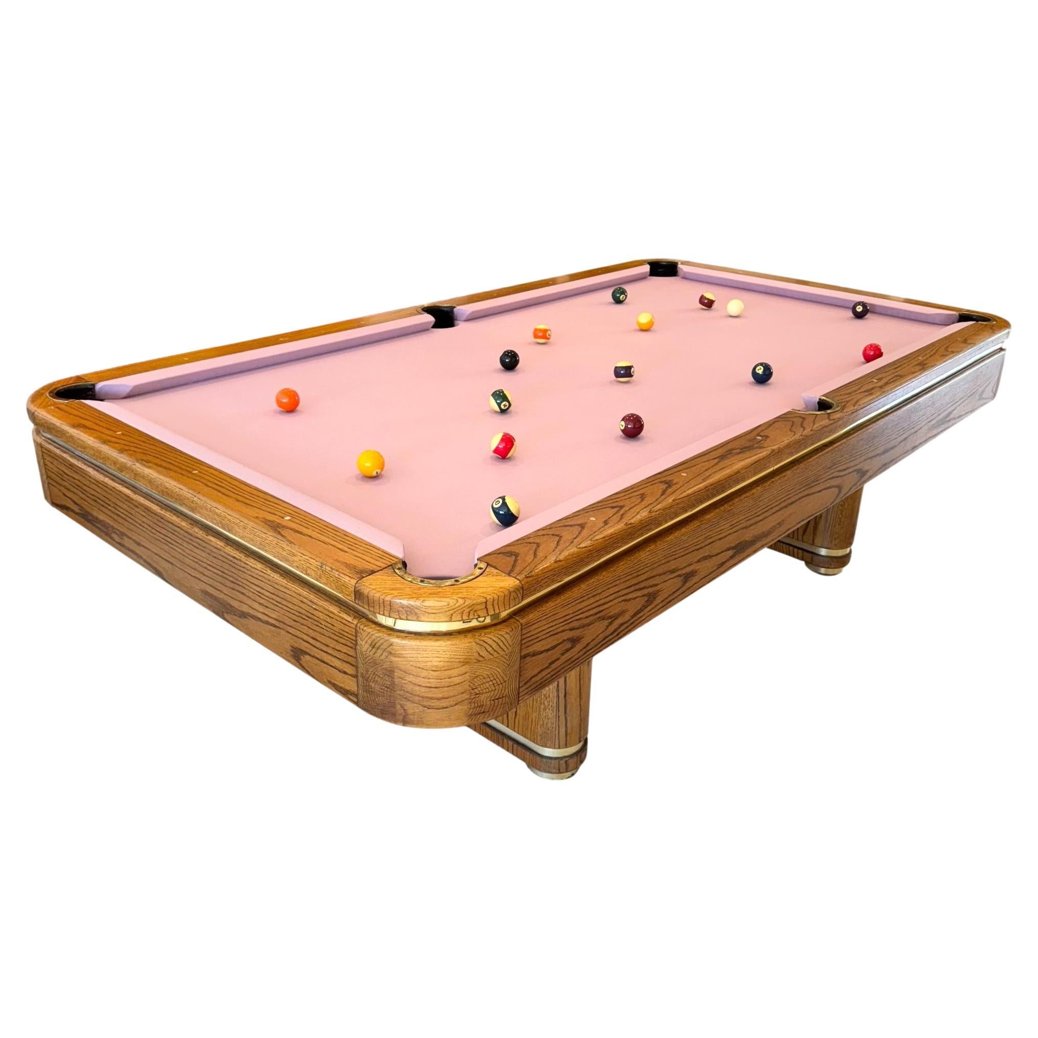Table de piscine en chêne et laiton doré, années 1980, États-Unis en vente