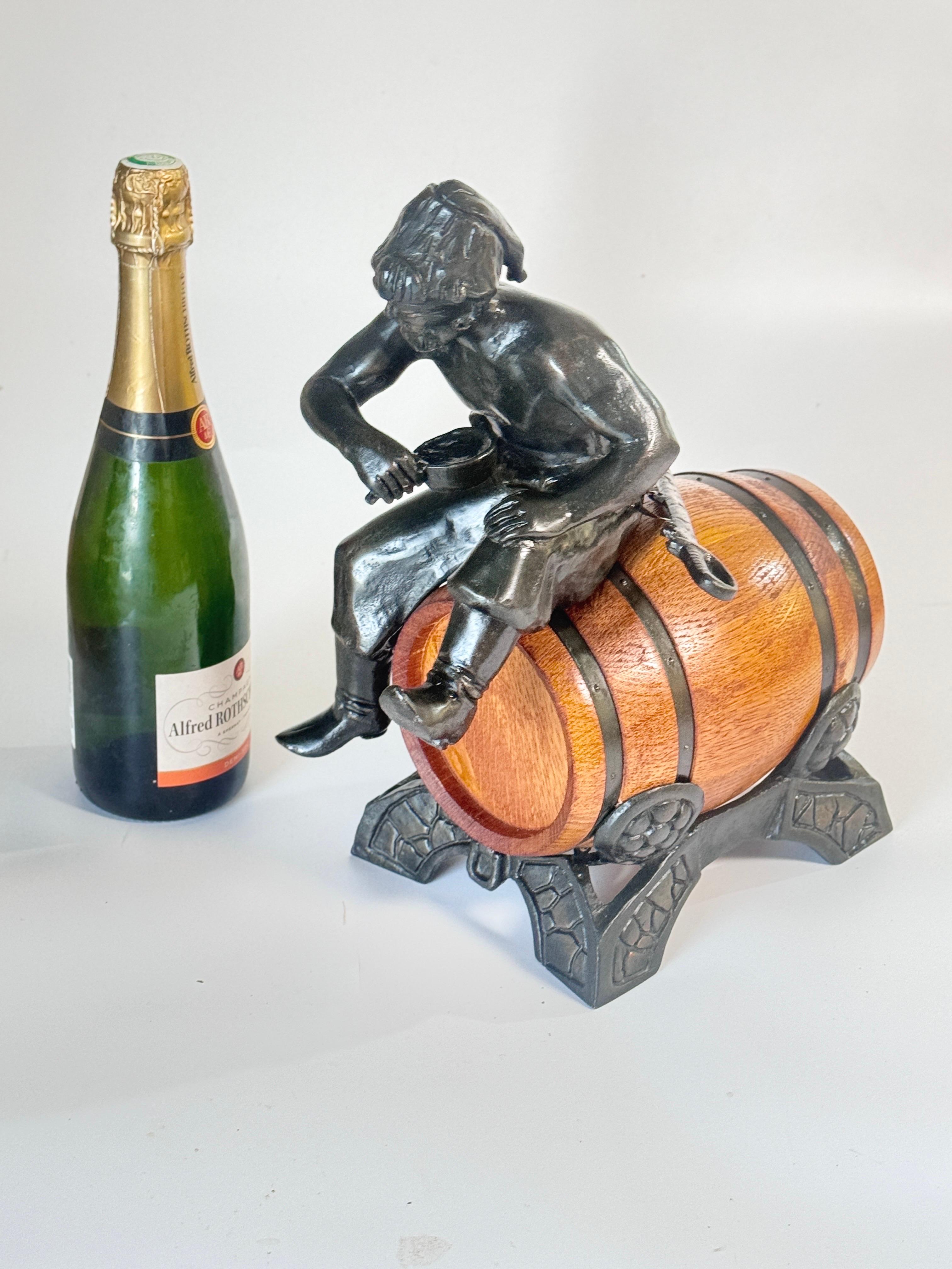  Oak and Brass Sailor’s Rum Barrel with Bronze sculpture of a Russian Cossack In Good Condition For Sale In Auribeau sur Siagne, FR