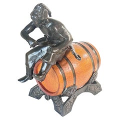  Baril de rhum de marin en chêne et laiton avec sculpture en bronze d'un cosaque russe