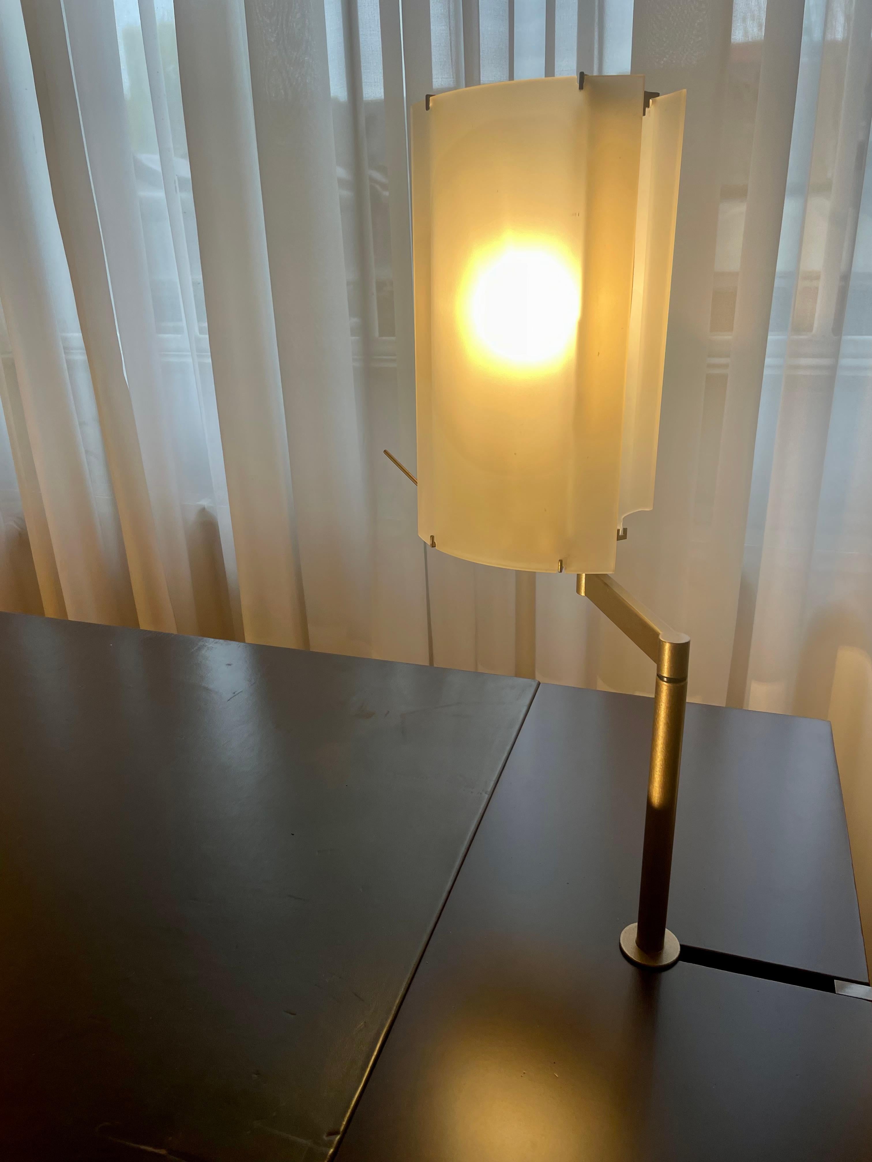 Elégante table-bureau en bronze et chêne avec sa lampe en verre sablé (Artemide) incluse sur le plateau.
Conçu pour le show room de Chaumet en Belgique.
Deux tiroirs et son cuir d'origine.
Designer inconnu.
