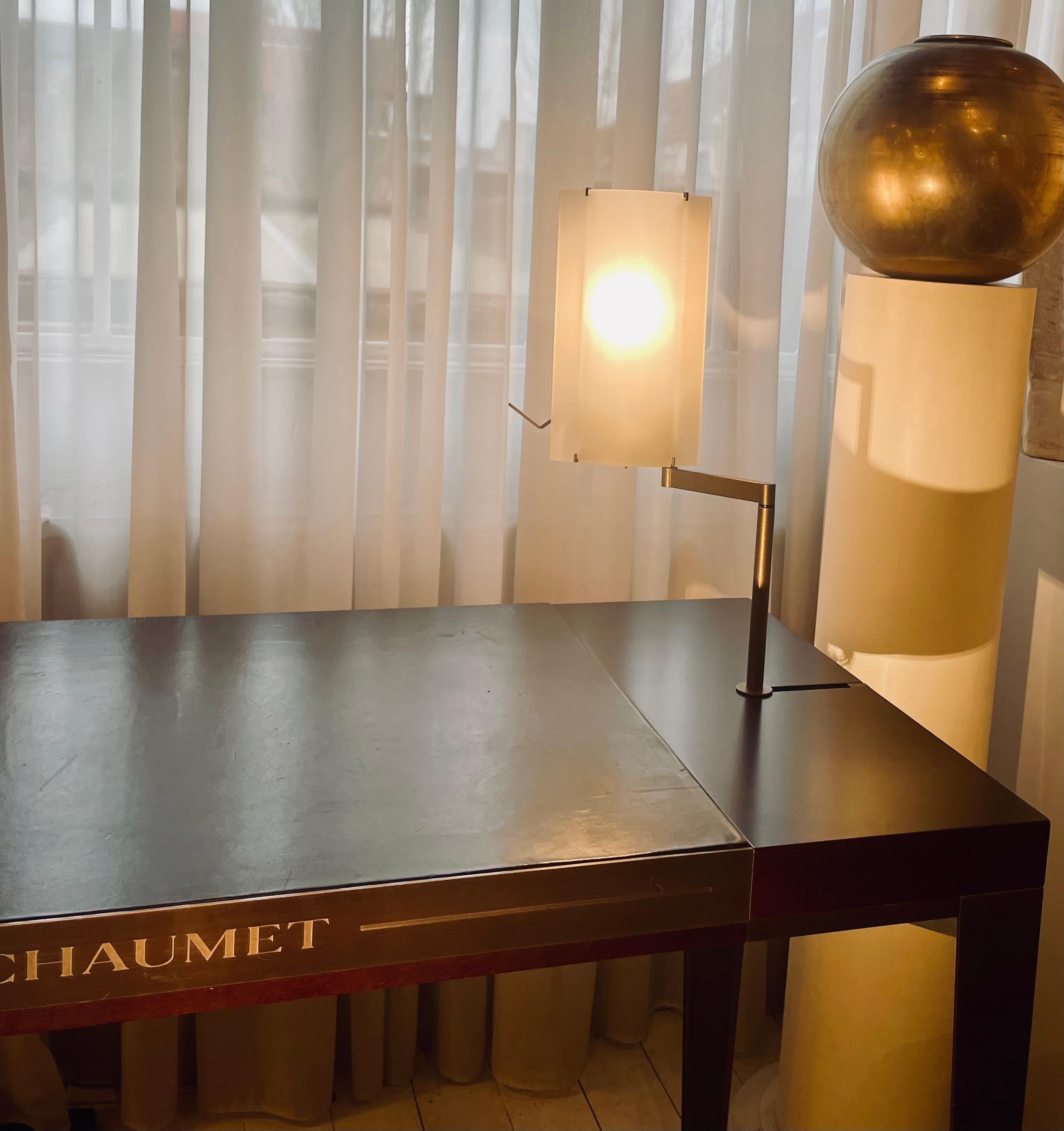 Art déco Bureau en chêne et bronze avec une lampe en verre sablé de la Maison Chaumet, France 2000 en vente
