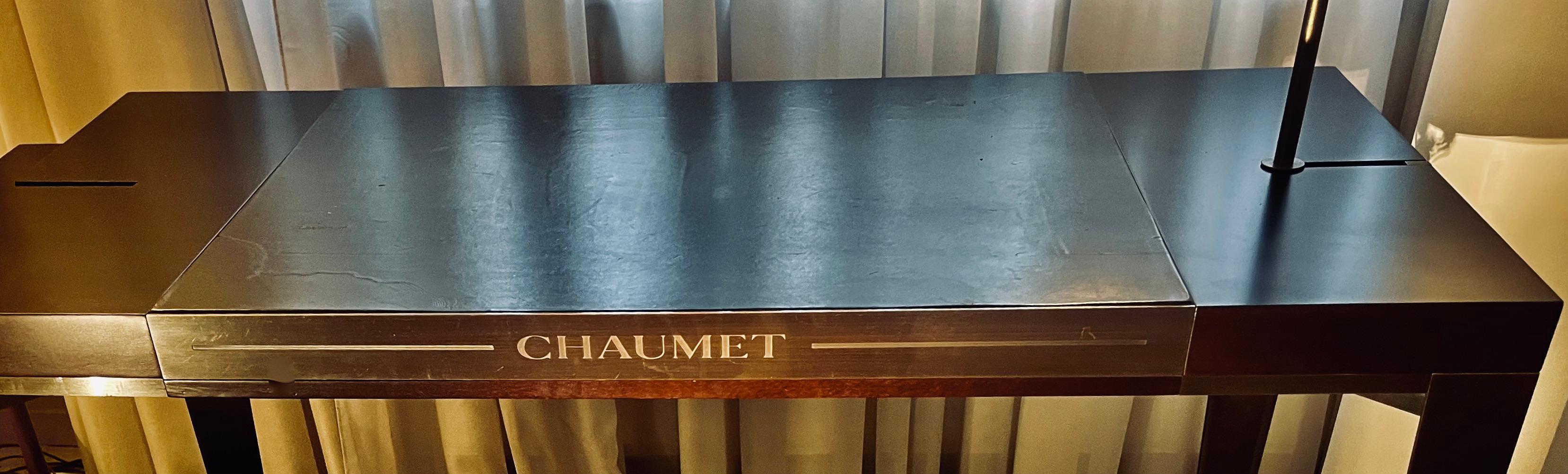 Bureau en chêne et bronze avec une lampe en verre sablé de la Maison Chaumet, France 2000 Bon état - En vente à Brussels, BE