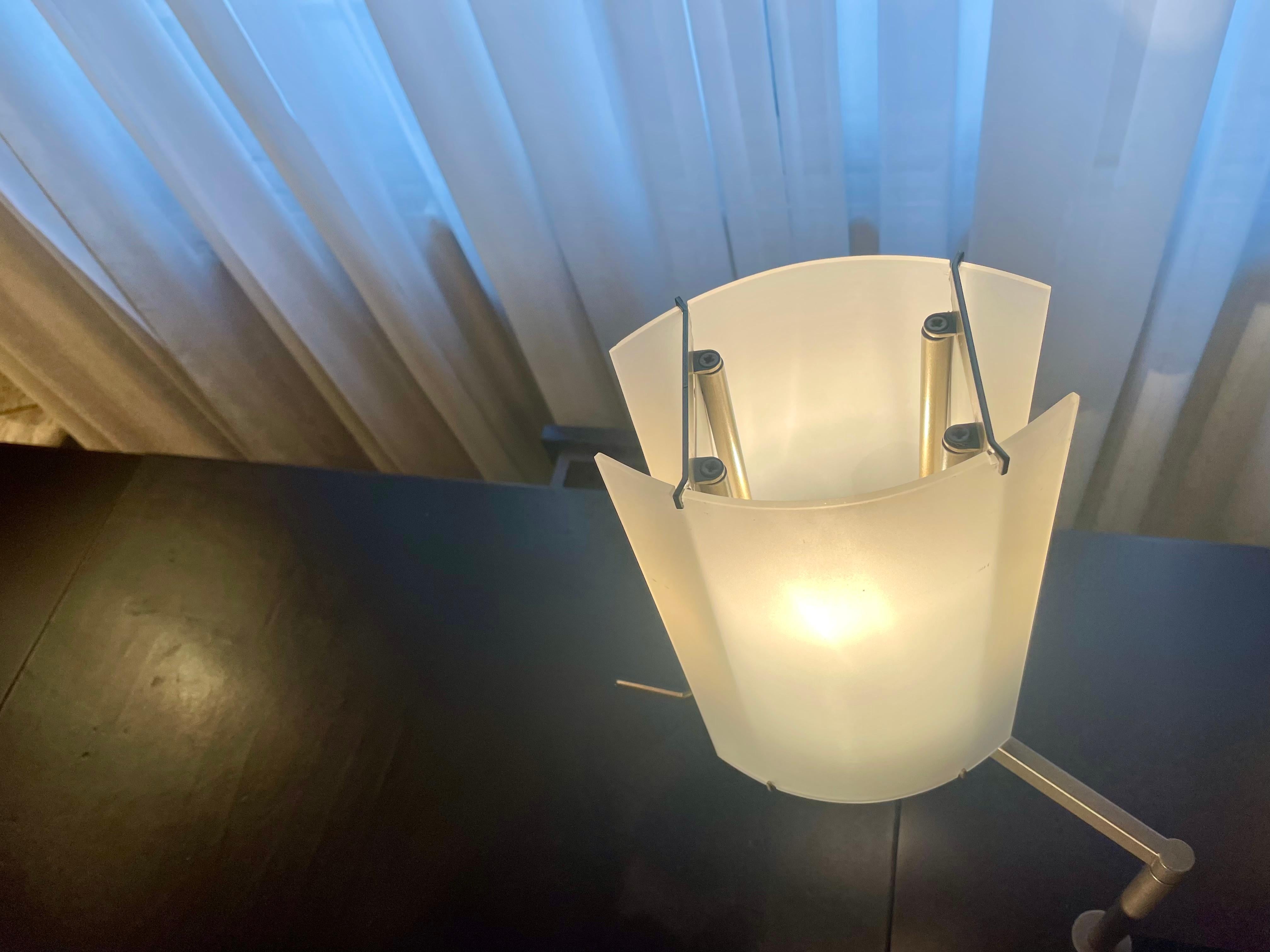 Bronze Bureau en chêne et bronze avec une lampe en verre sablé de la Maison Chaumet, France 2000 en vente