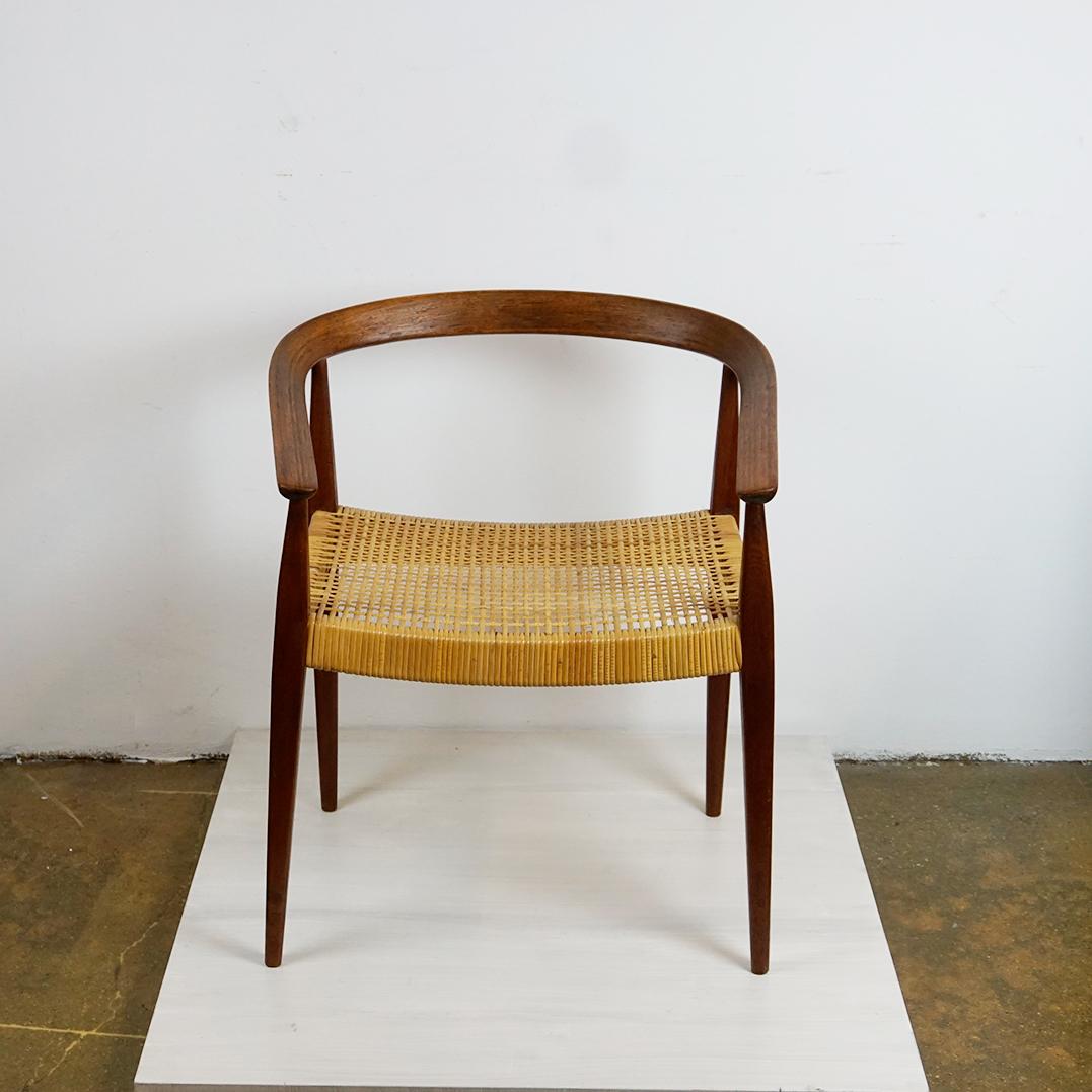 This very beauytiful and rare scandinavian Modern Oak armchair was designed by Nanna Ditzel for Kolds Savvaerk, made in Denmark.
This Model 113 chair, with it's elegant and ergonomic shape, is instantly recognizable as being Danish Mid-Century