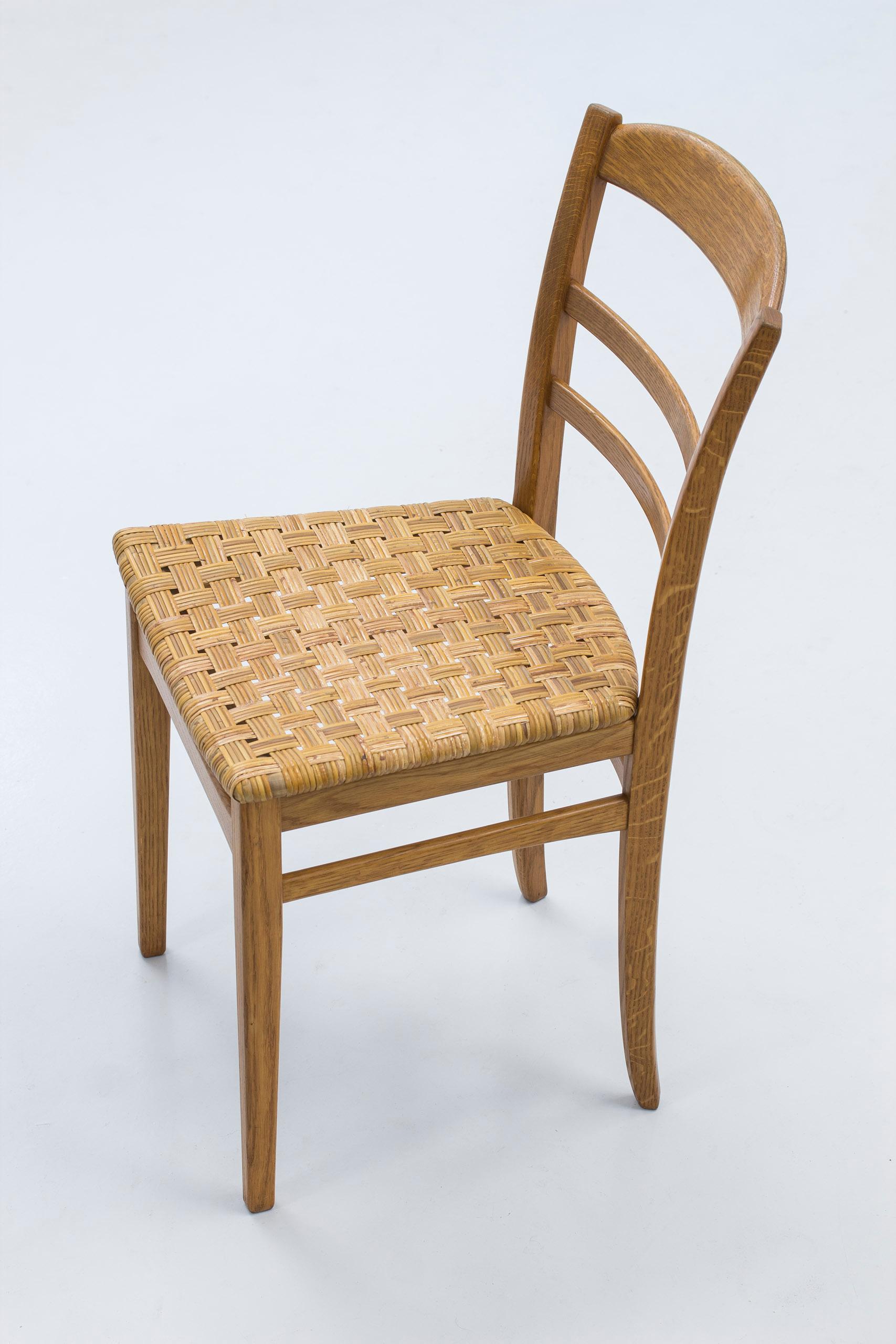 Esszimmerstühle aus Eiche und Schilfrohrgeflecht von Carl Malmsten, Schwedische Moderne, 1950er Jahre (Mitte des 20. Jahrhunderts) im Angebot
