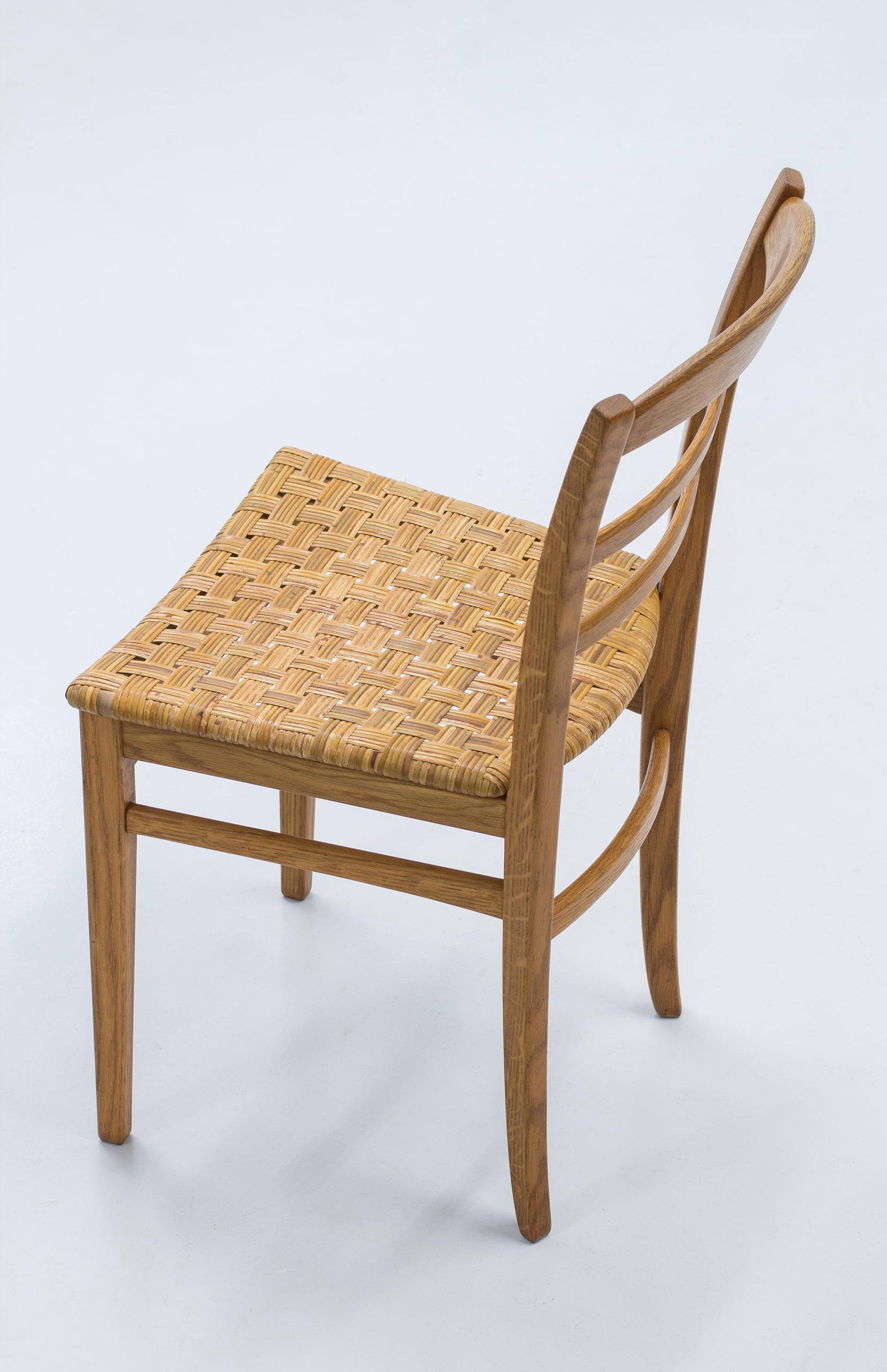 Esszimmerstühle aus Eiche und Schilfrohrgeflecht von Carl Malmsten, Schwedische Moderne, 1950er Jahre (Gehstock) im Angebot