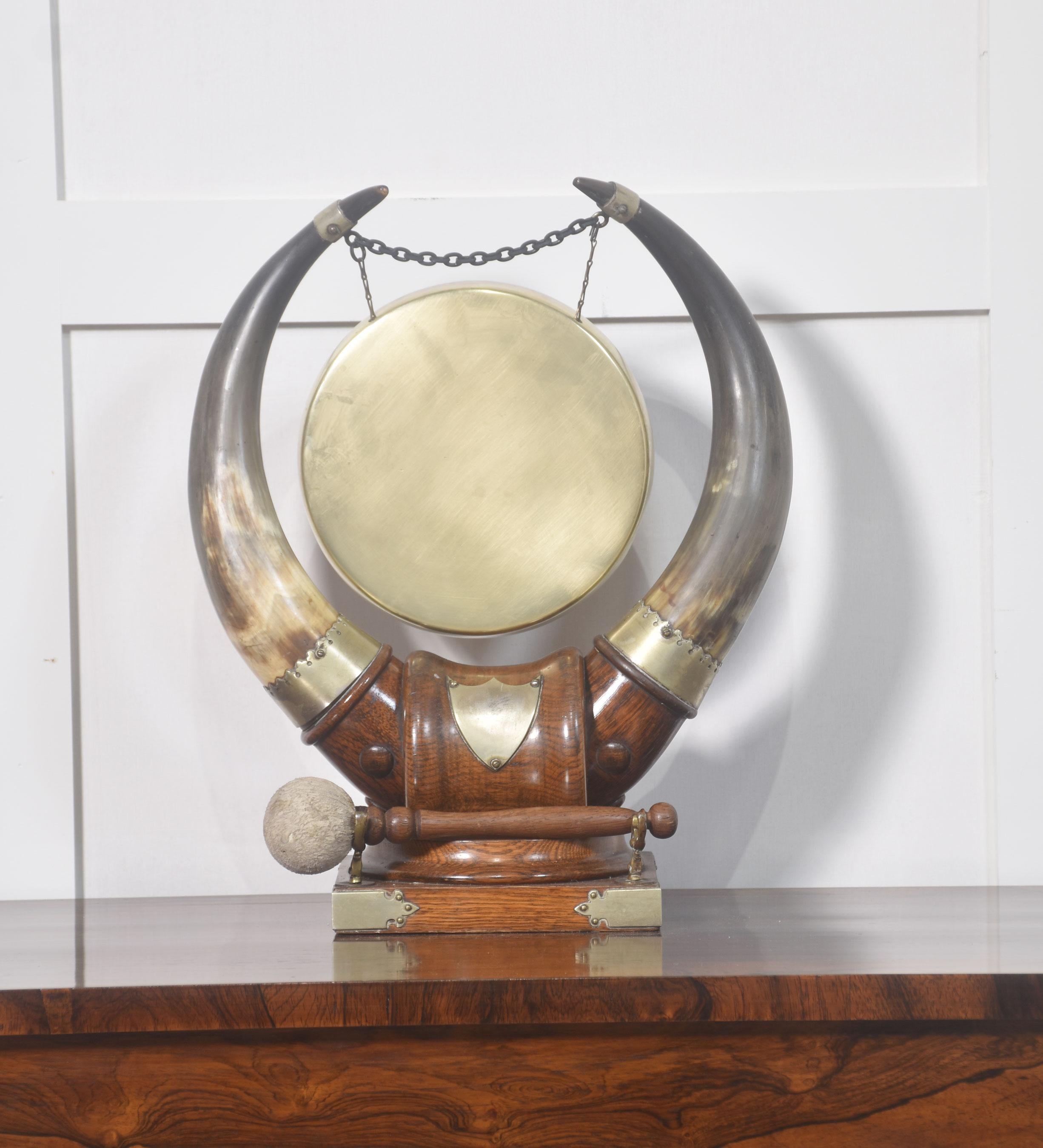 Britannique Gong de table en Oak Oak et en corne de bœuf en vente