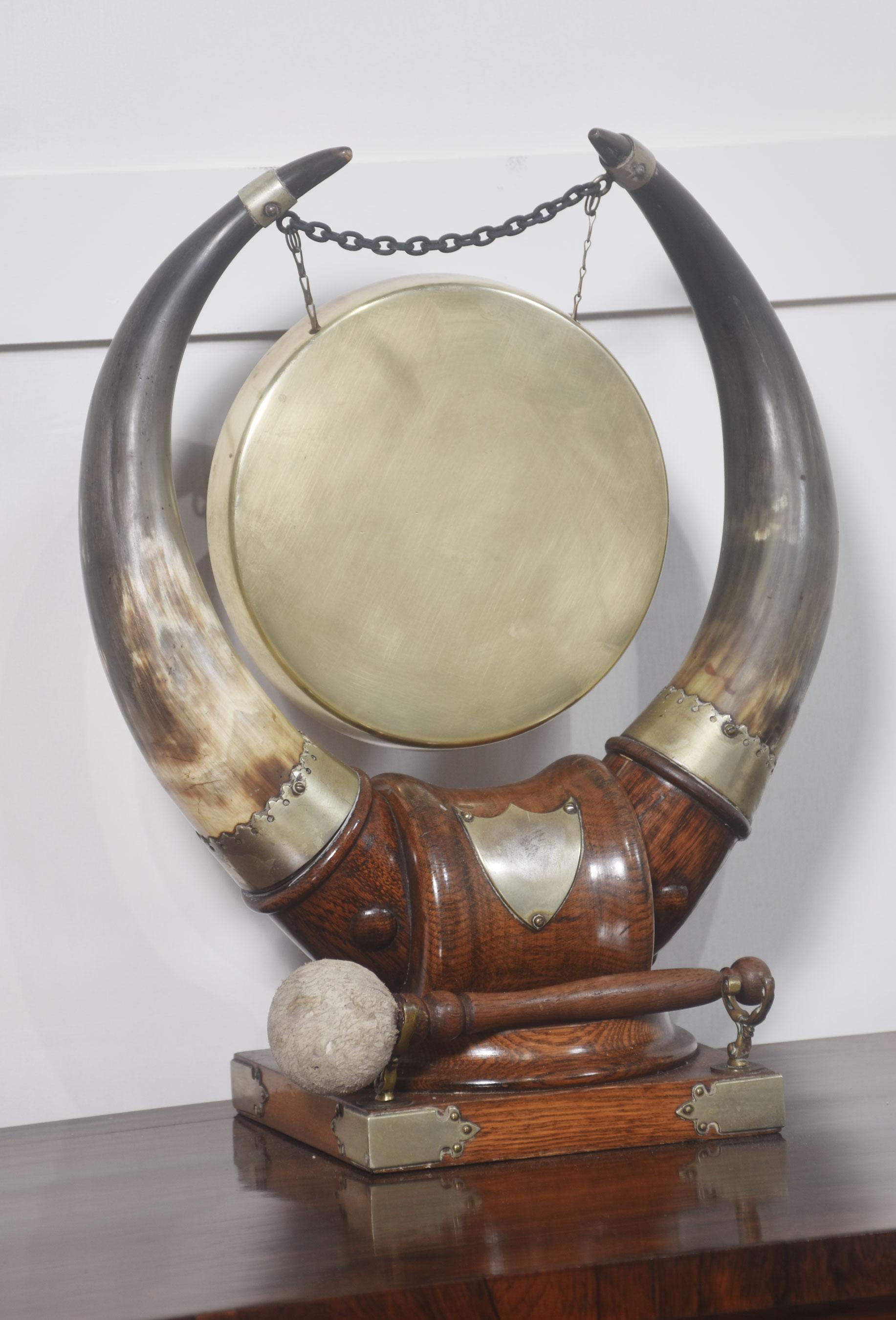 Gong de table en Oak Oak et en corne de bœuf Bon état - En vente à Cheshire, GB