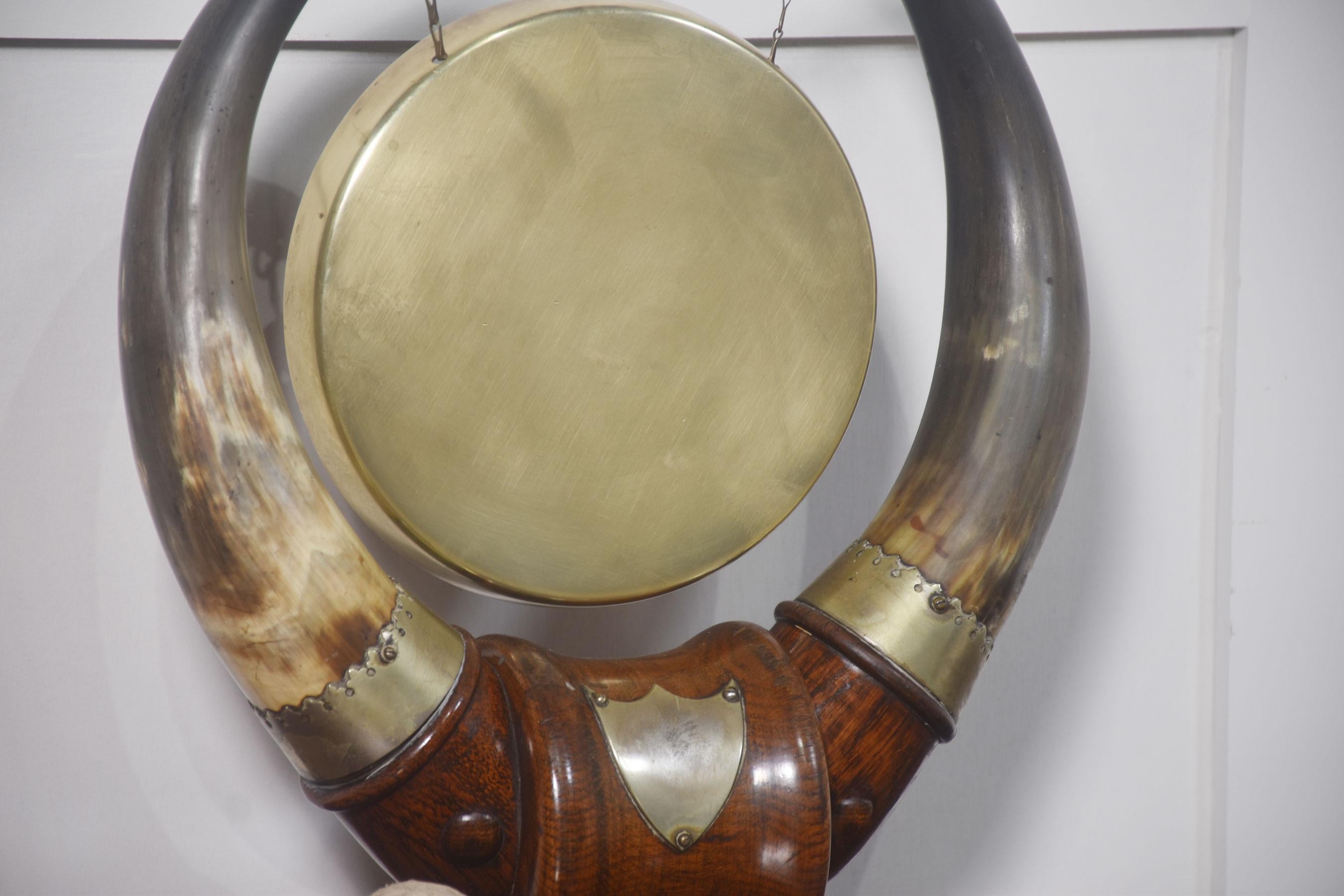 20ième siècle Gong de table en Oak Oak et en corne de bœuf en vente