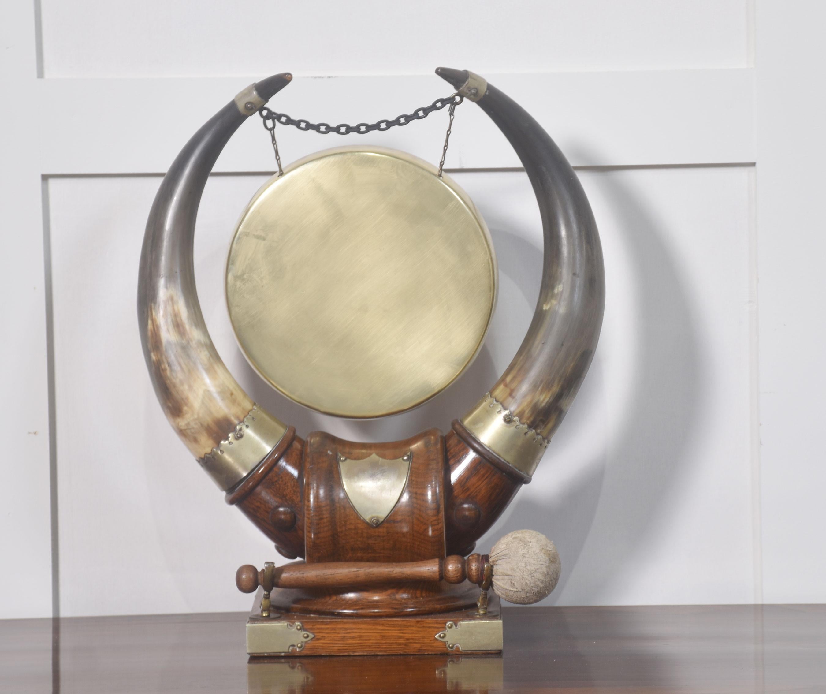 Chêne Gong de table en Oak Oak et en corne de bœuf en vente