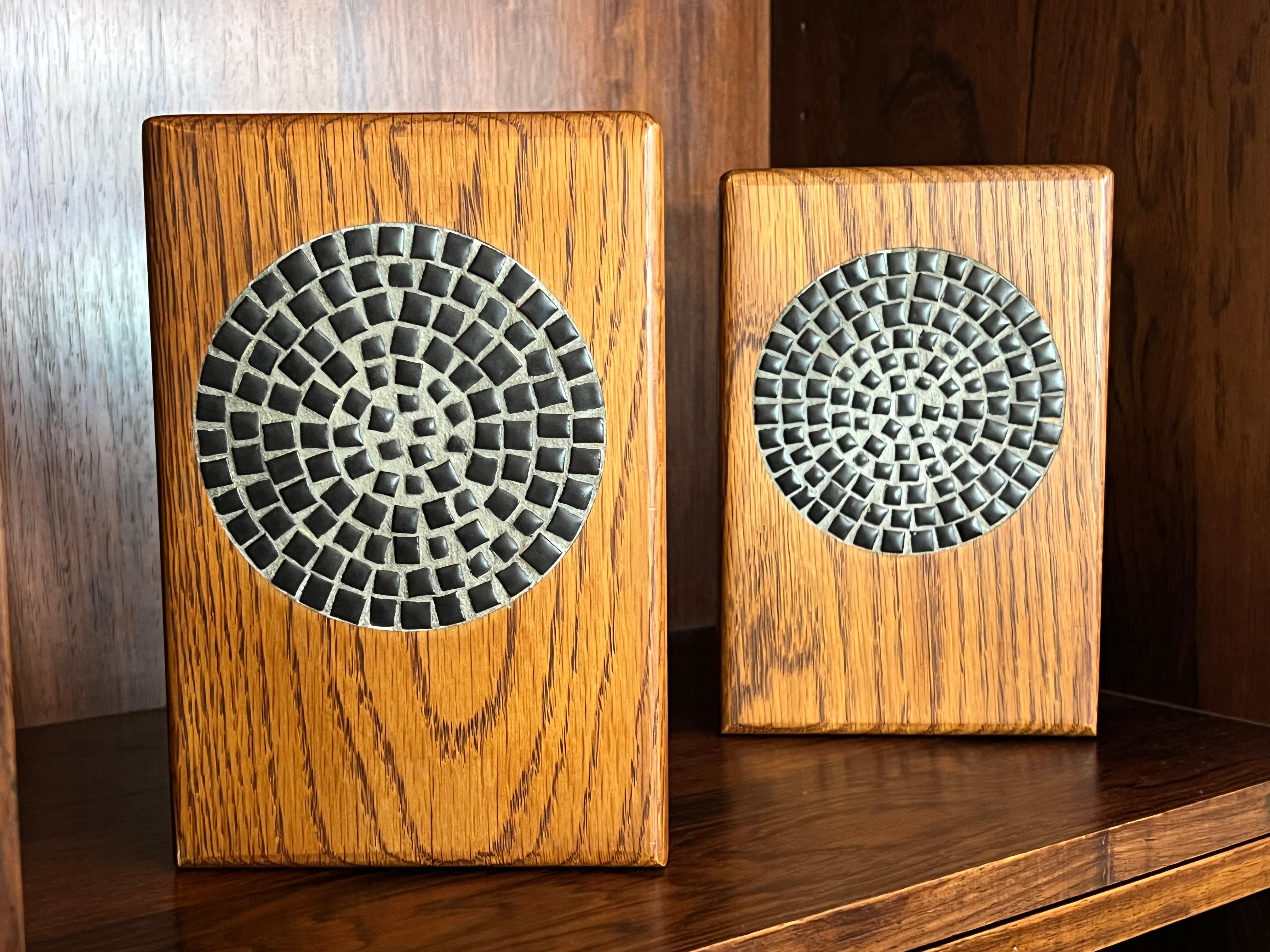 Schönes Paar Buchstützen von Jane und Gordon Martz für Marshall Studios, ca. 1960er Jahre. 

Diese Buchstützen sind aus Eichenholz gefertigt und mit einer schönen, mattschwarzen Keramik in einem Spiralmuster versehen. Dies ist ein schönes Beispiel