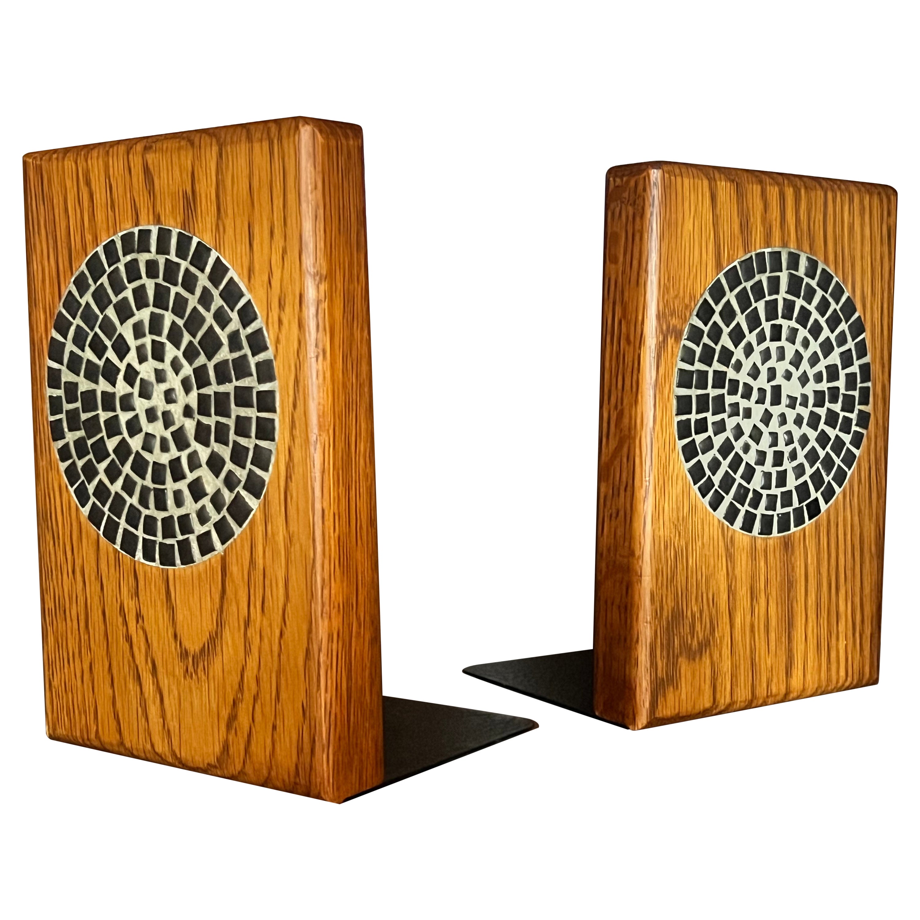 Sujetalibros de roble y cerámica de Jane y Gordon Martz para Marshall Studios