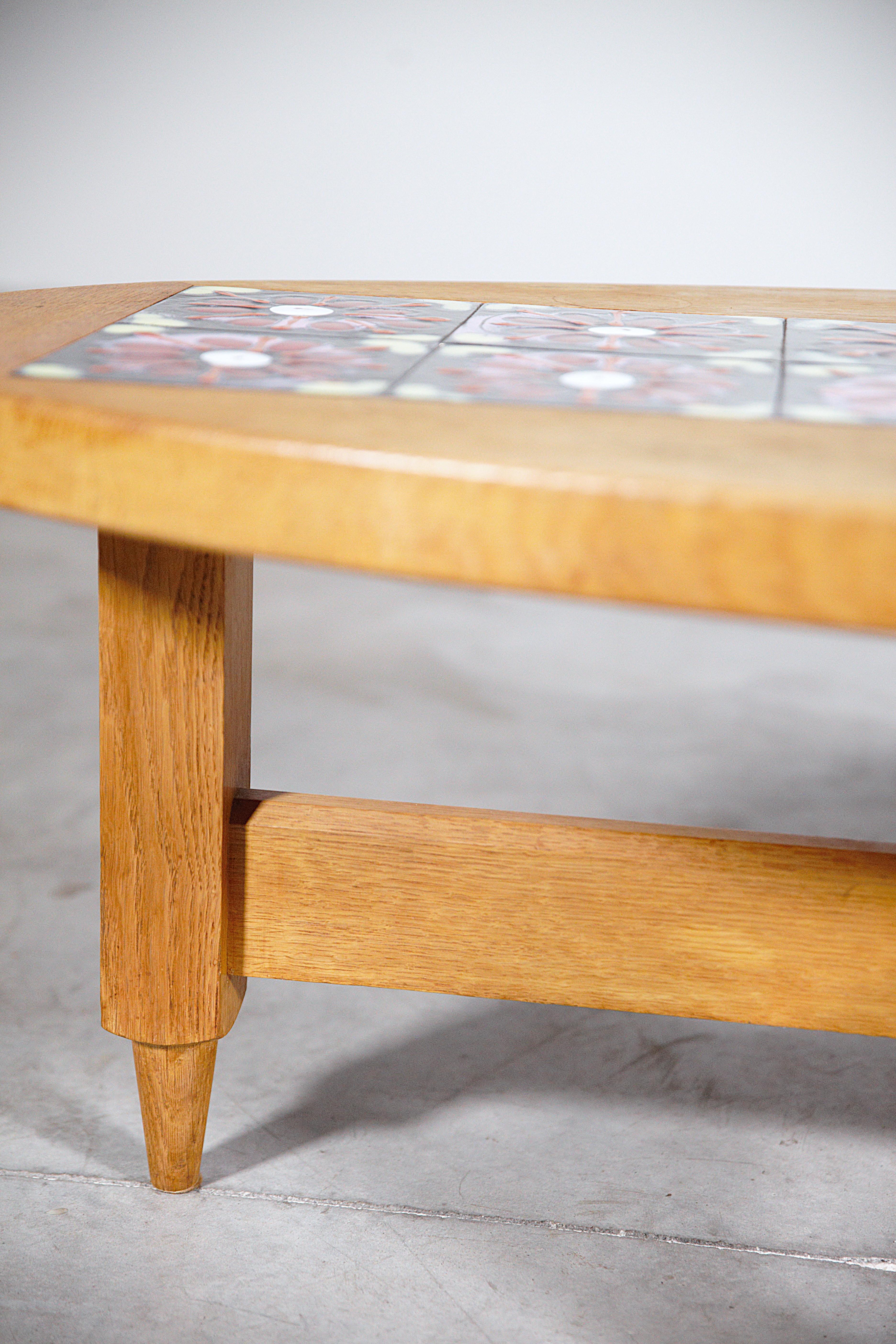 Tavolino in Oak e ceramica di Guillerme & Chambron Francia, anni '60 1