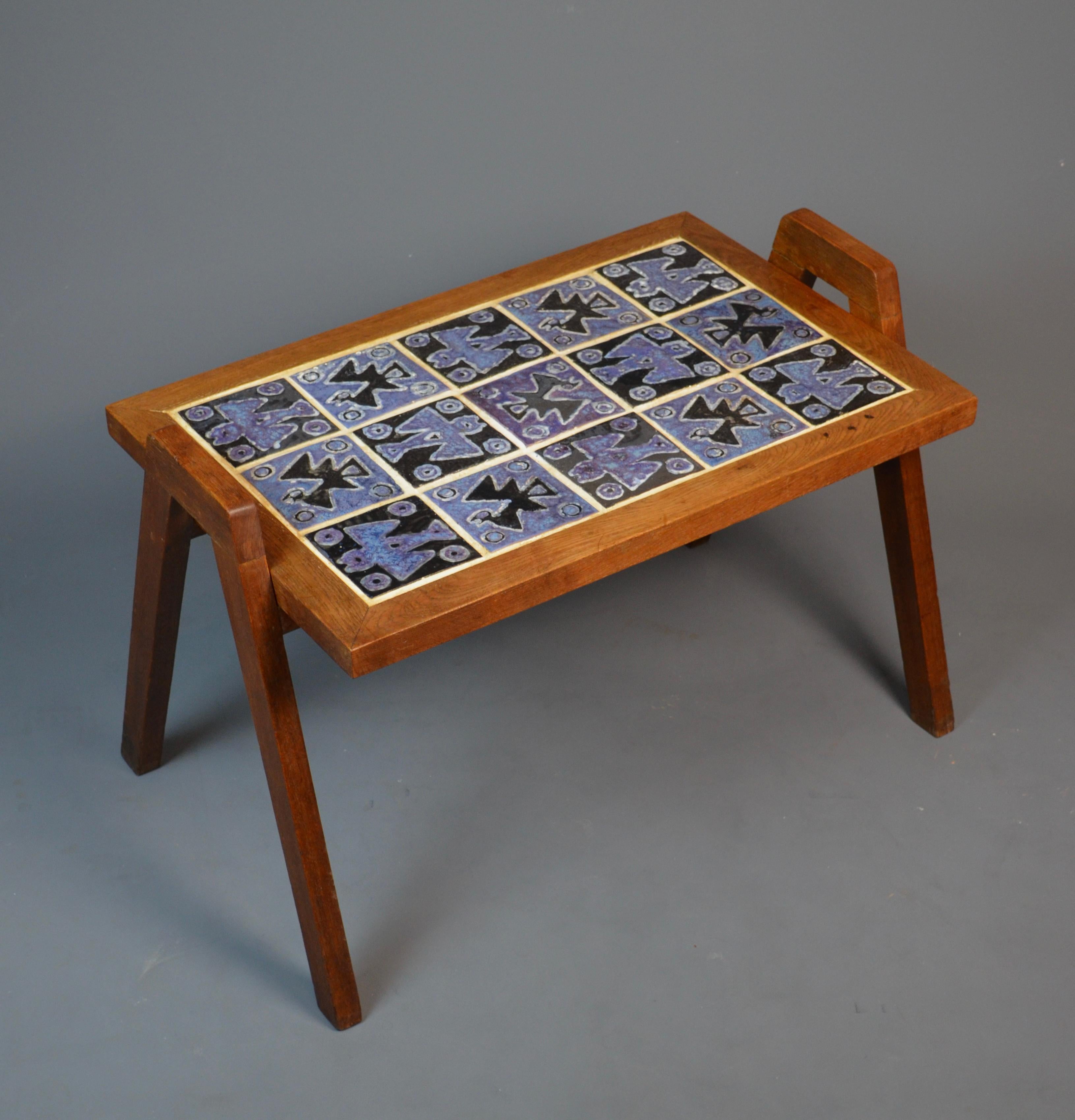 Table basse en Oak et céramique par Guillerme et Chambron, France, circa 1960 en vente 10
