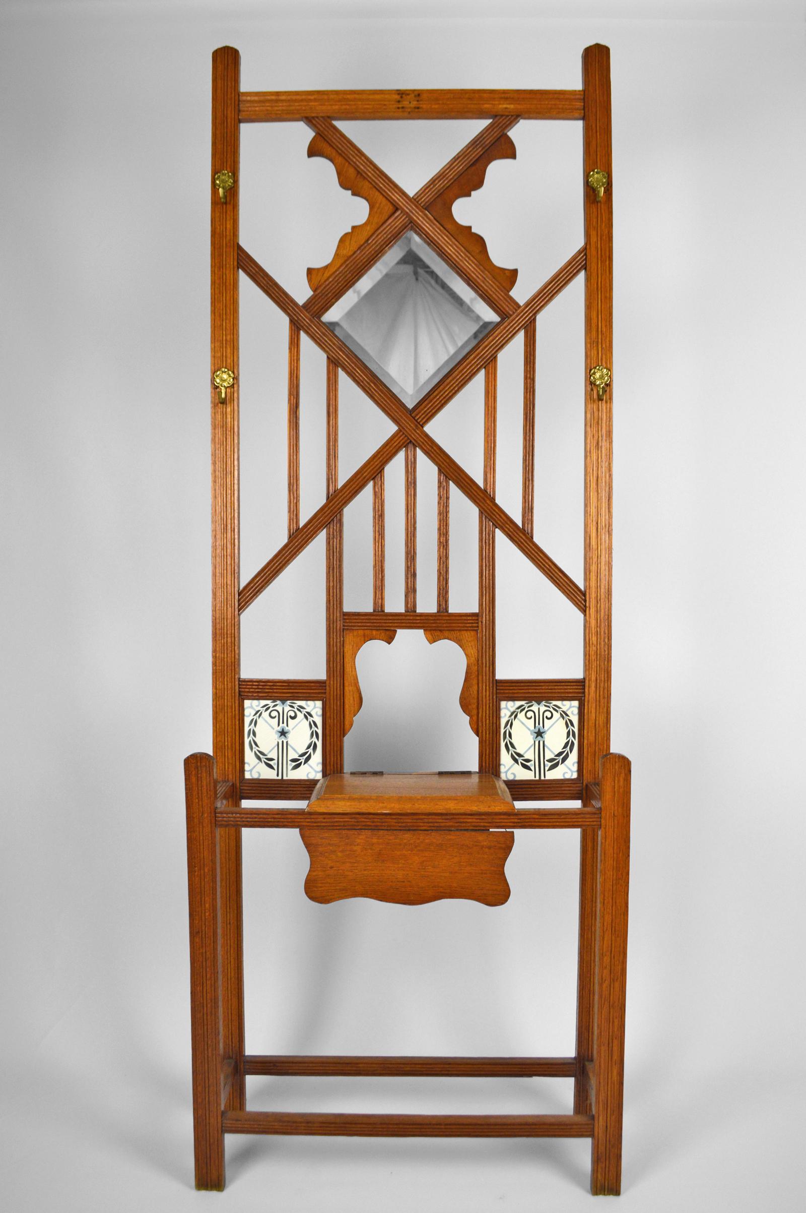 Pretty solid oak entrance cloakroom / Hall Stand / hat stand / coat stand decorated with a beveled mirror and 2 ceramic tiles.
Small storage box.
4 hooks.

Good condition.

Art Nouveau.
France, Circa