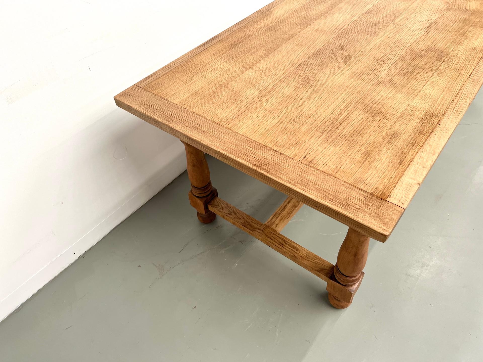 Table en chêne et merisier - années 1970 en vente 4