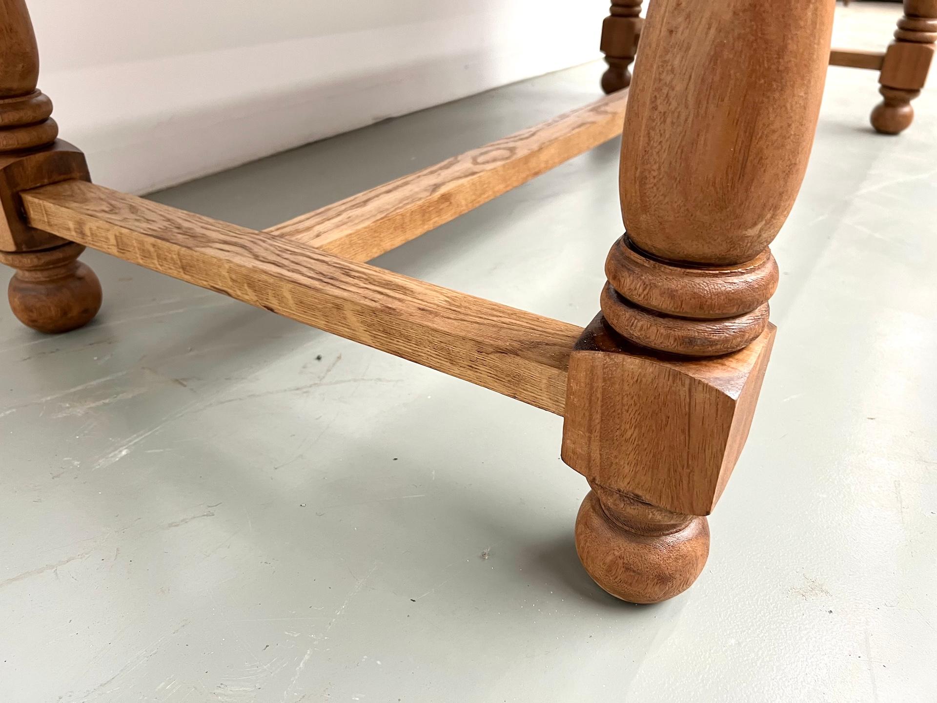 Table en chêne et merisier - années 1970 en vente 7
