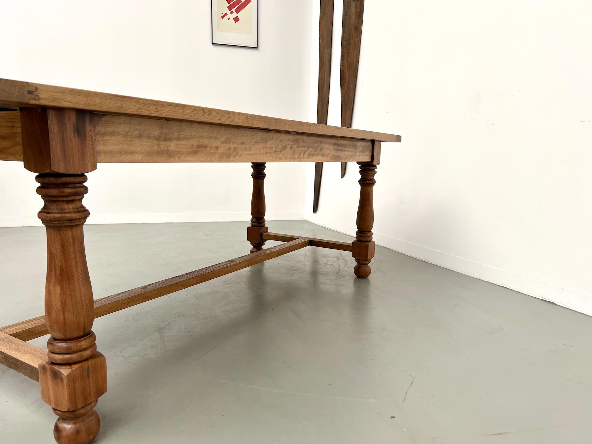 Table en chêne et merisier - années 1970 en vente 11