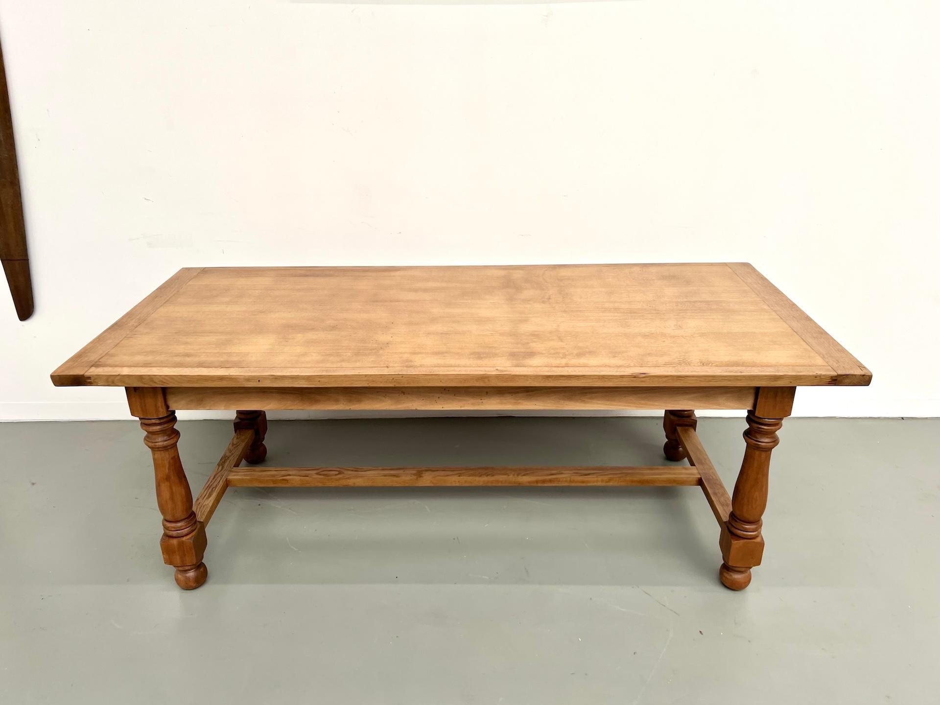 Français Table en chêne et merisier - années 1970 en vente