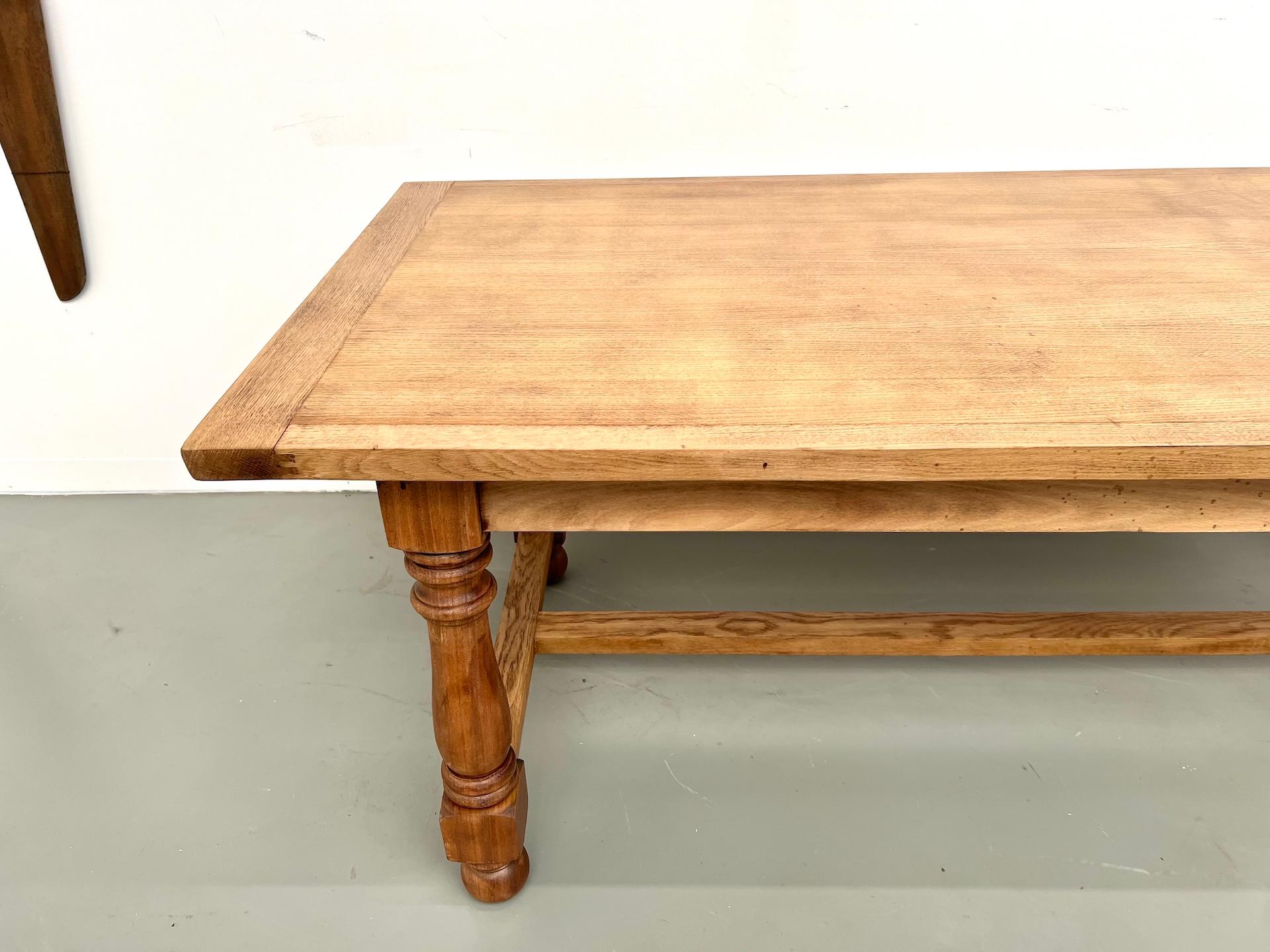 Table en chêne et merisier - années 1970 Bon état - En vente à LYON, FR