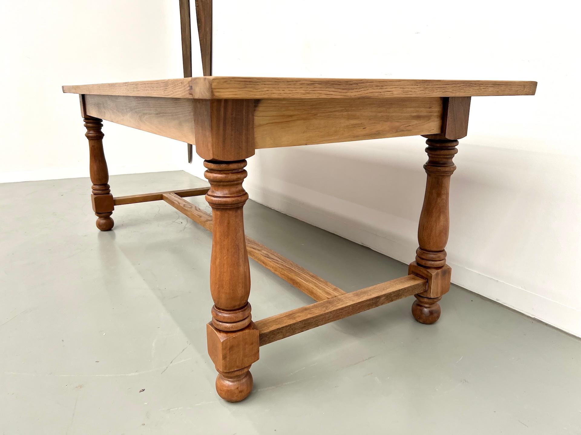 Chêne Table en chêne et merisier - années 1970 en vente
