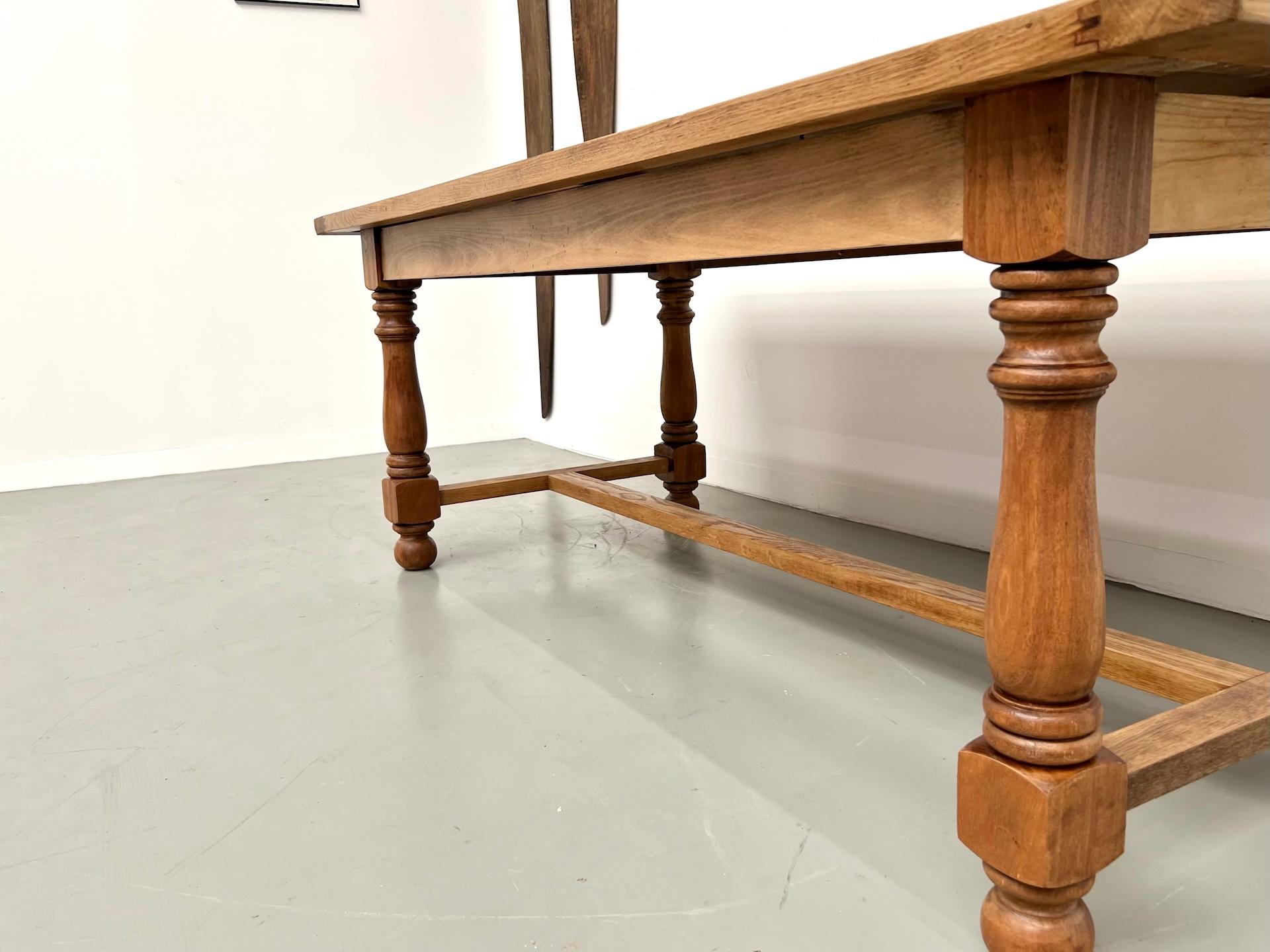 Table en chêne et merisier - années 1970 en vente 1