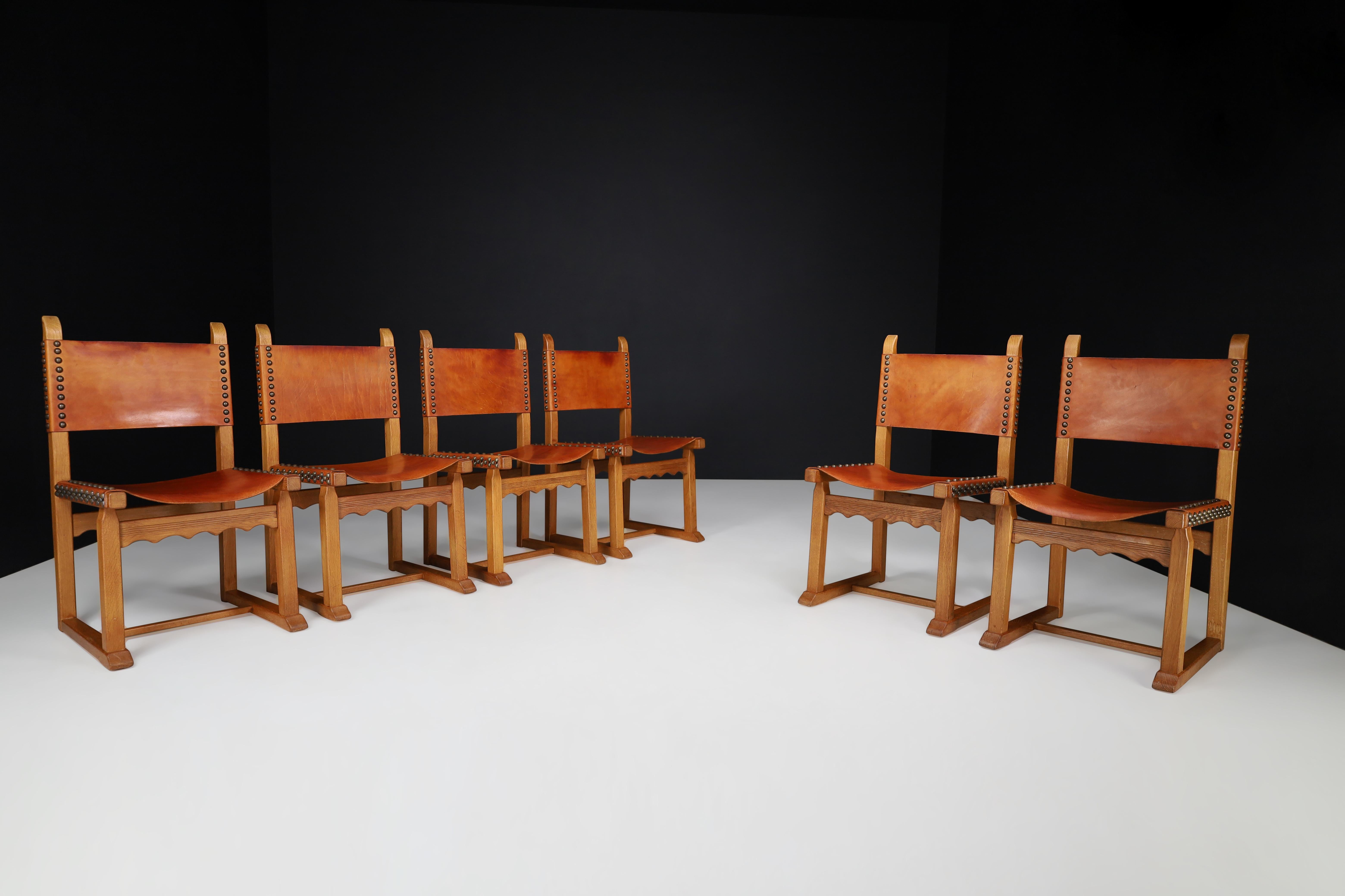 Chaises de salle à manger ou d'appoint en chêne et cuir cognac, France, années 1940. 

Une paire remarquable de six chaises de salle à manger ou d'appoint françaises en chêne et cuir cognac fin datant des années 1960. Elle repose sur des pieds