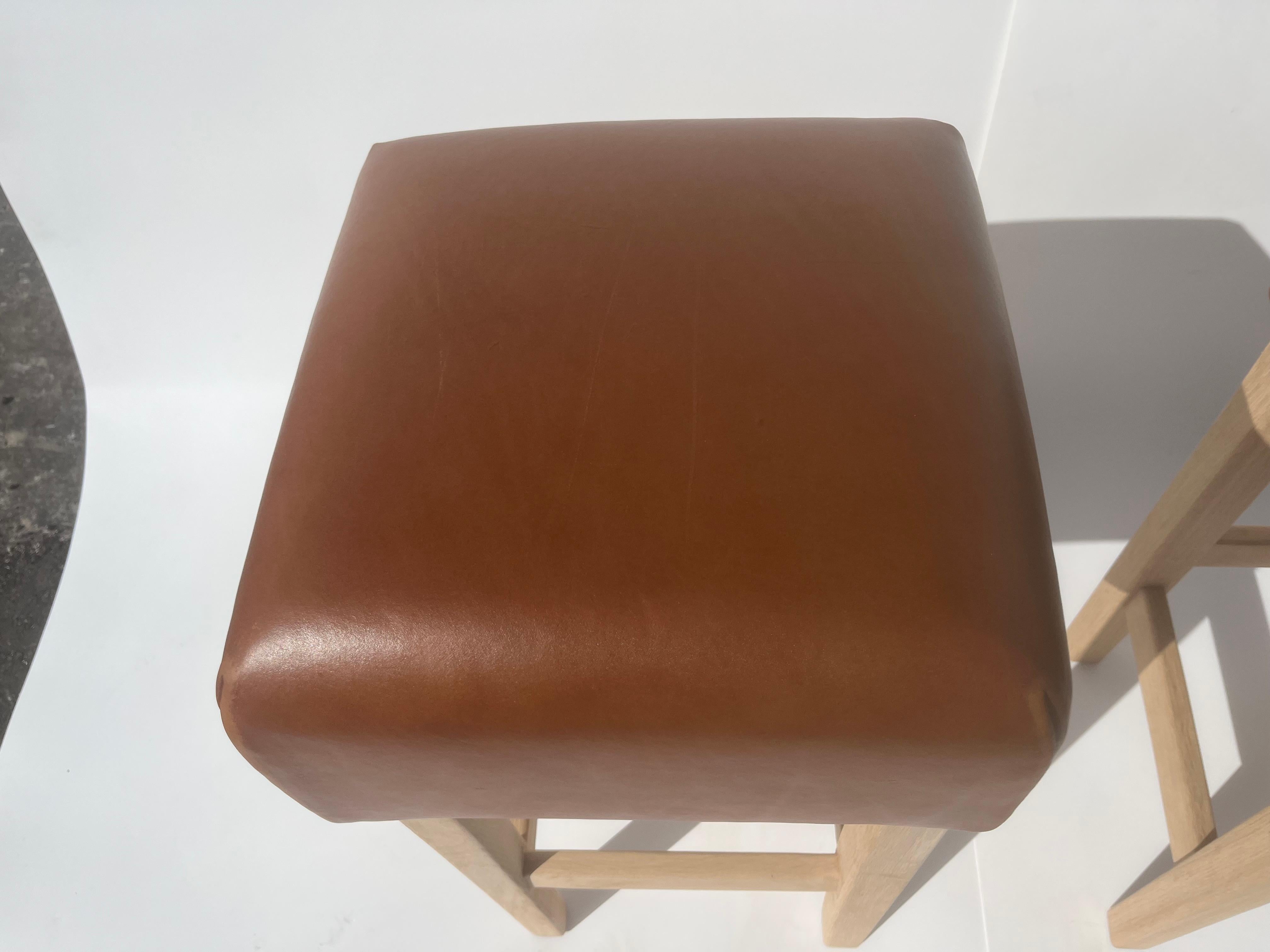 Tabouret de bar en chêne et cuir de selle cognac dans le style de Jean-Michel Frank en vente 3