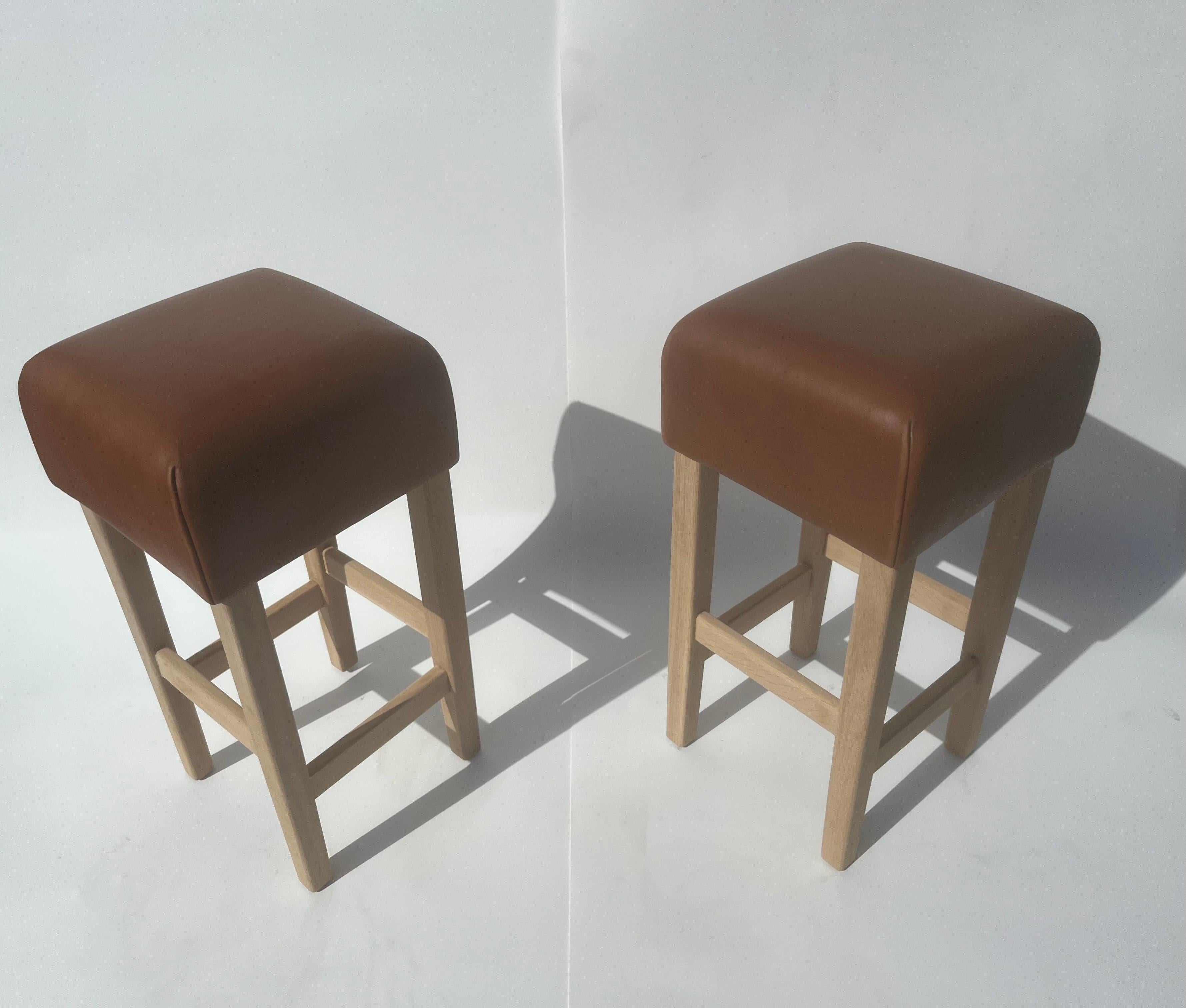 Tabouret de bar en chêne et cuir de selle cognac dans le style de Jean-Michel Frank en vente 4